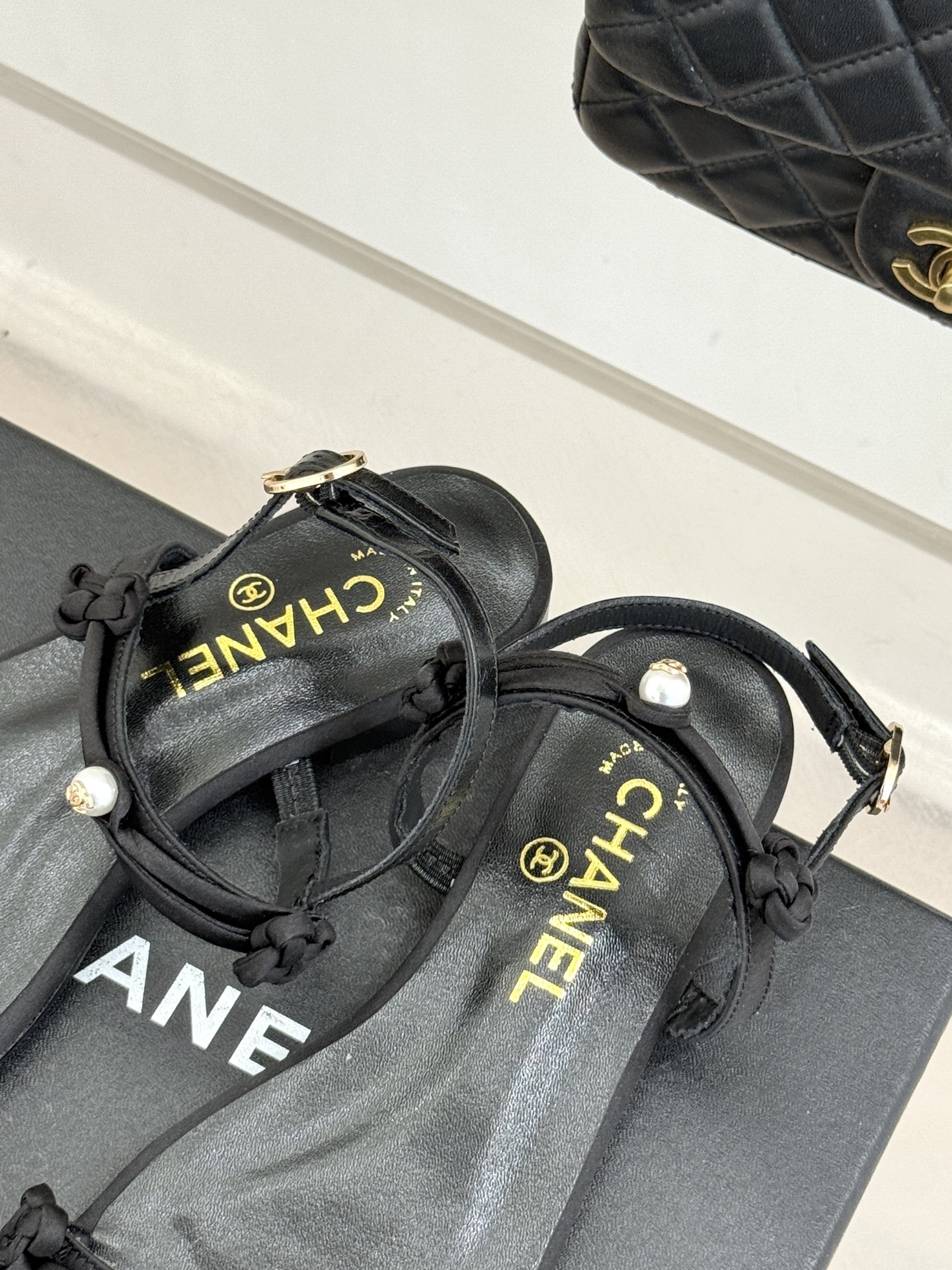 CHANE* ｜小香经典双C珍珠一字带凉鞋拖鞋将经典双C徽标与温润珍珠完美融合续写香奈儿永恒优雅。简约一