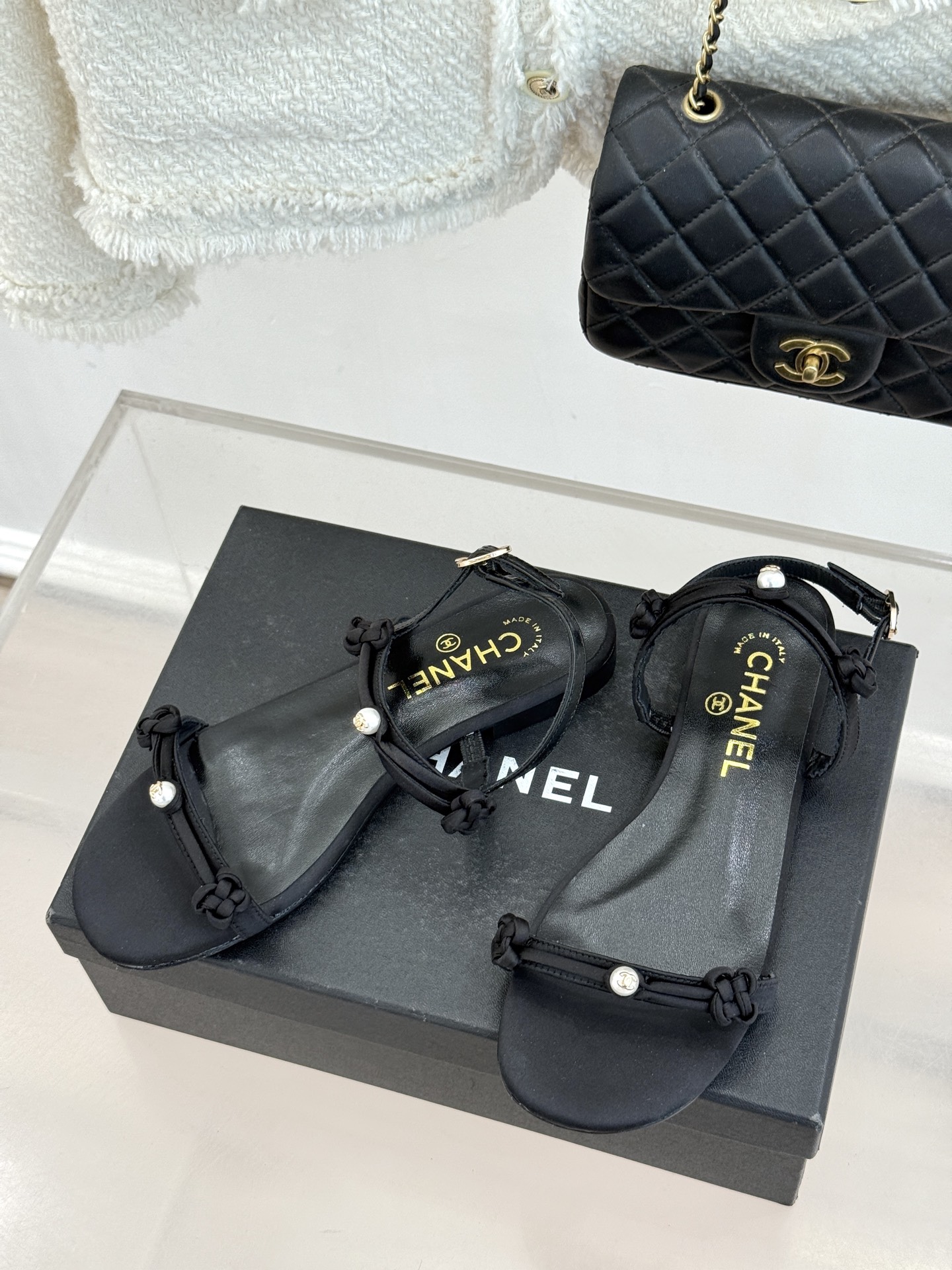 CHANE* ｜小香经典双C珍珠一字带凉鞋拖鞋将经典双C徽标与温润珍珠完美融合续写香奈儿永恒优雅。简约一