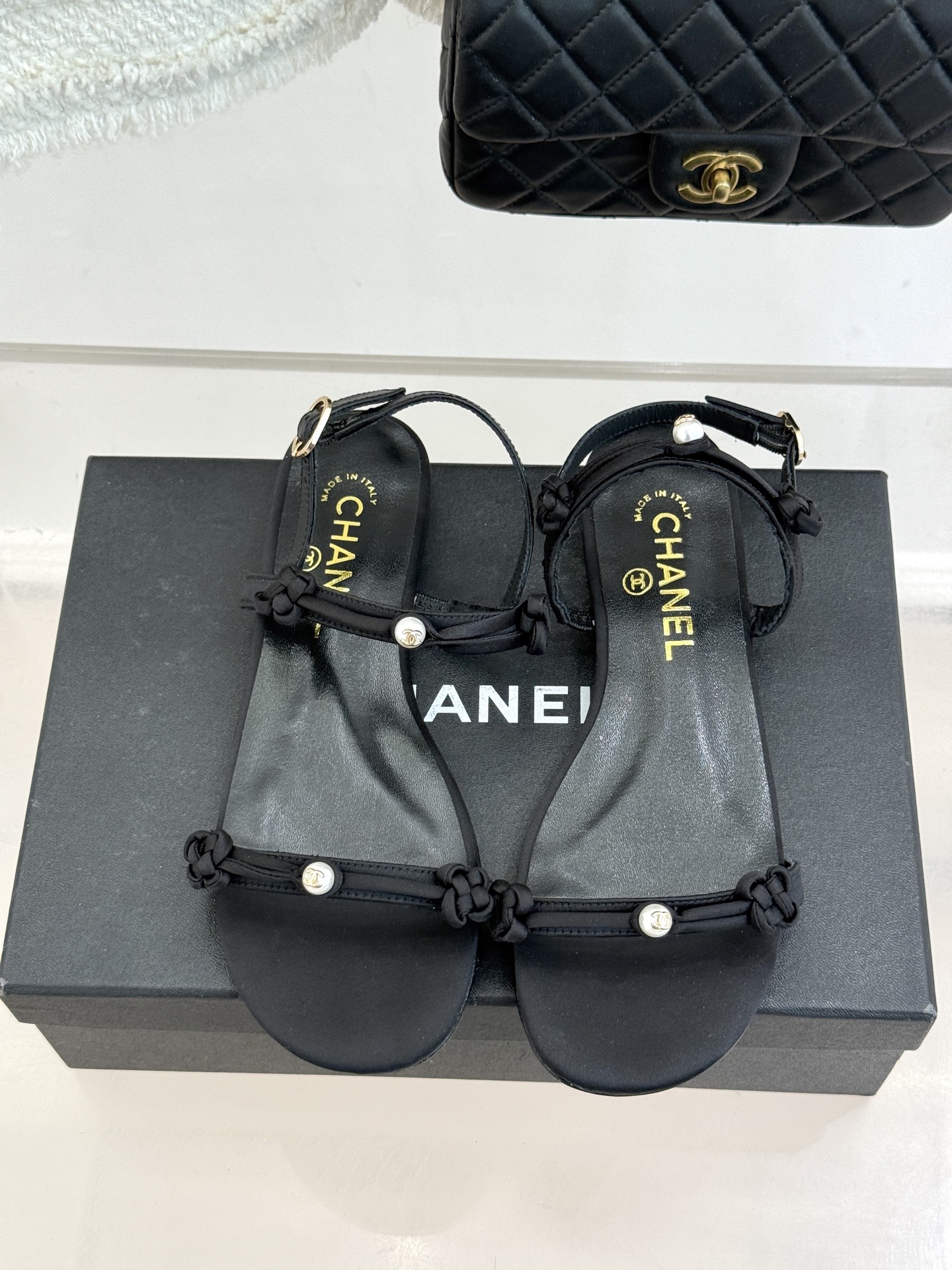 CHANE* ｜小香经典双C珍珠一字带凉鞋拖鞋将经典双C徽标与温润珍珠完美融合续写香奈儿永恒优雅。简约一