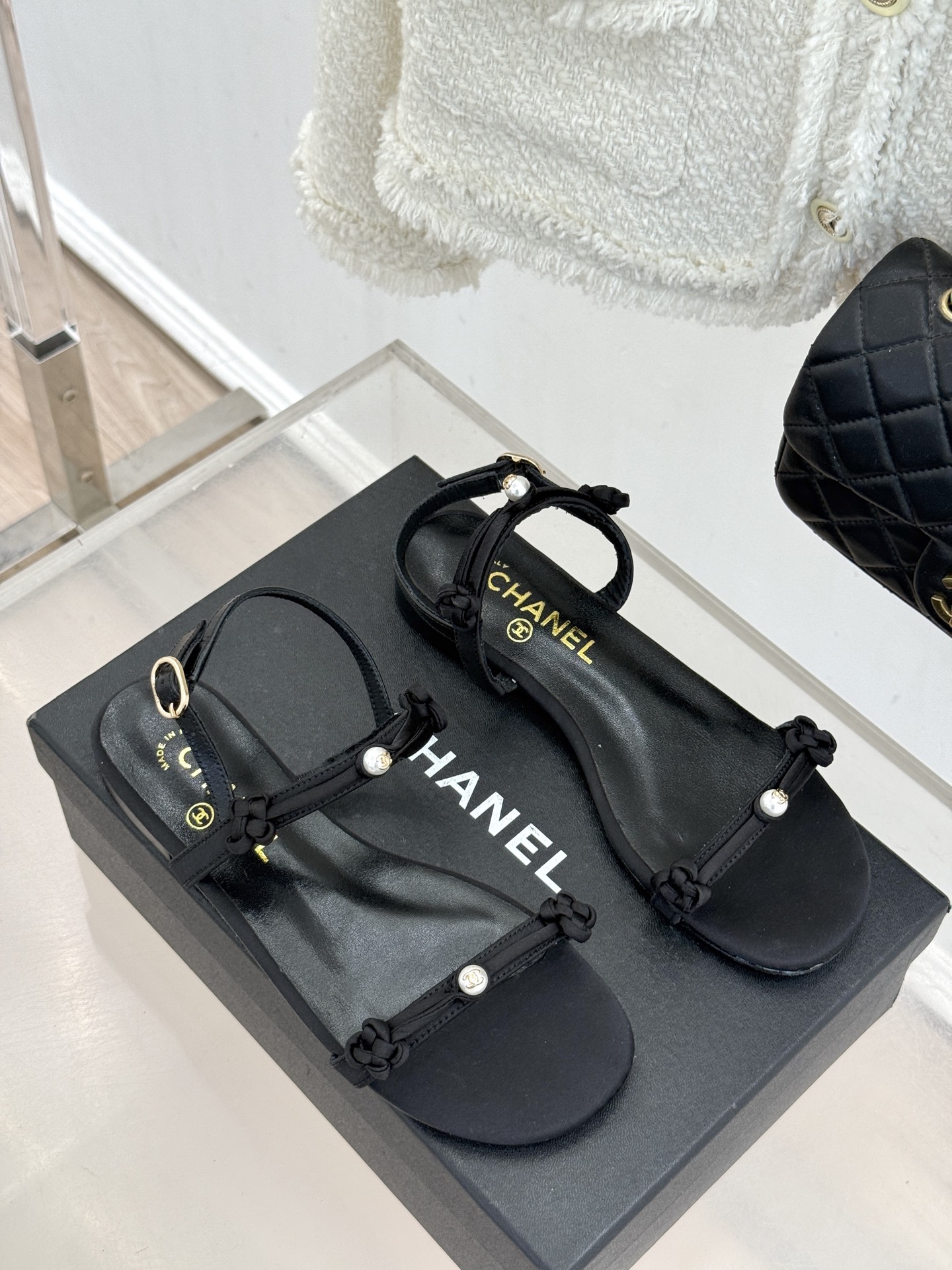 CHANE* ｜小香经典双C珍珠一字带凉鞋拖鞋将经典双C徽标与温润珍珠完美融合续写香奈儿永恒优雅。简约一