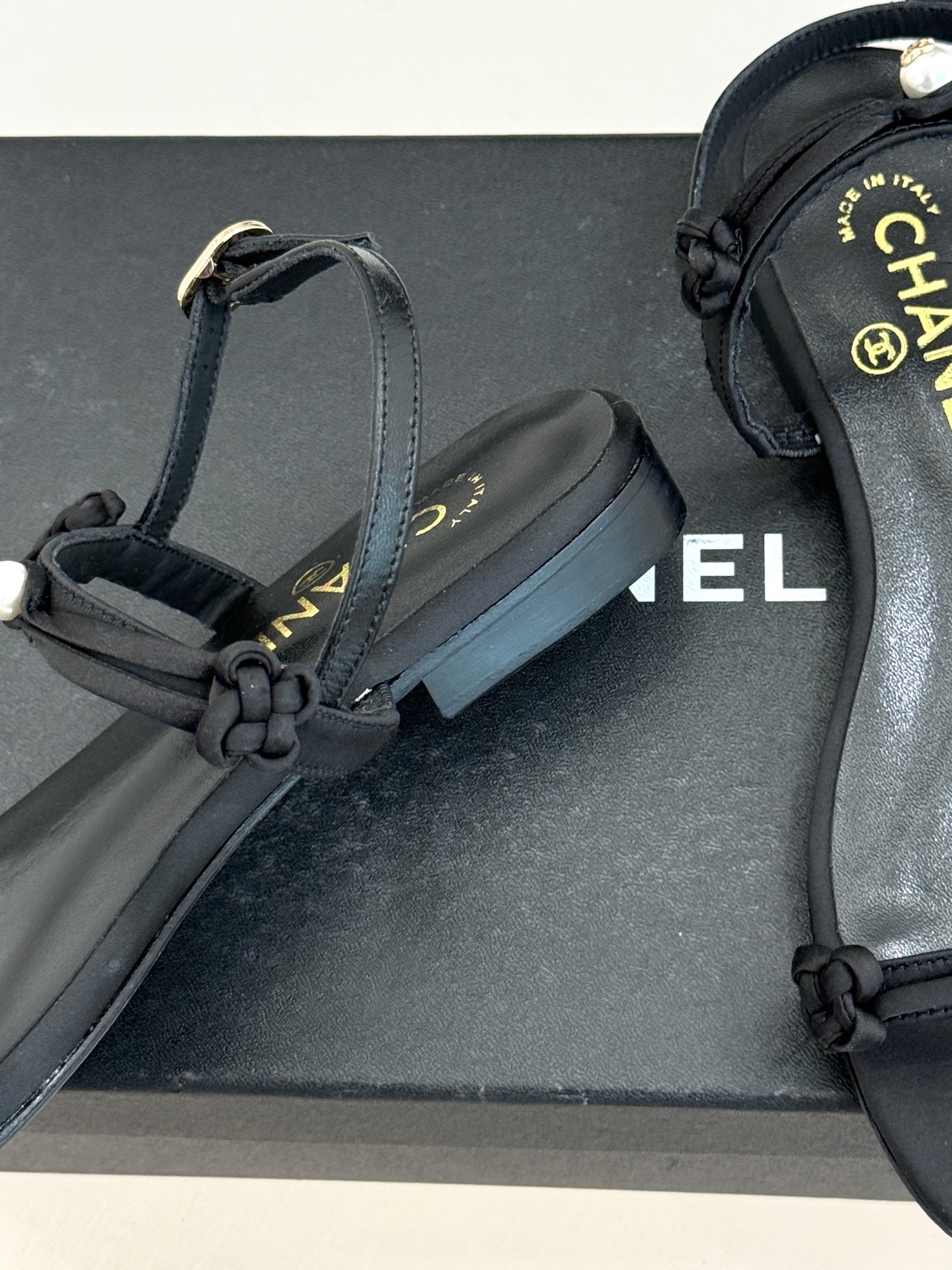 CHANE* ｜小香经典双C珍珠一字带凉鞋拖鞋将经典双C徽标与温润珍珠完美融合续写香奈儿永恒优雅。简约一