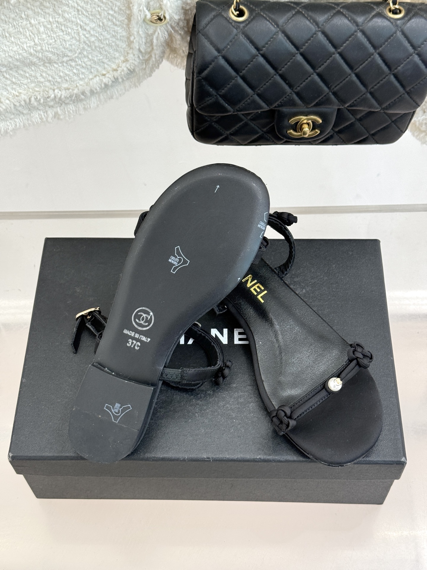 CHANE* ｜小香经典双C珍珠一字带凉鞋拖鞋将经典双C徽标与温润珍珠完美融合续写香奈儿永恒优雅。简约一