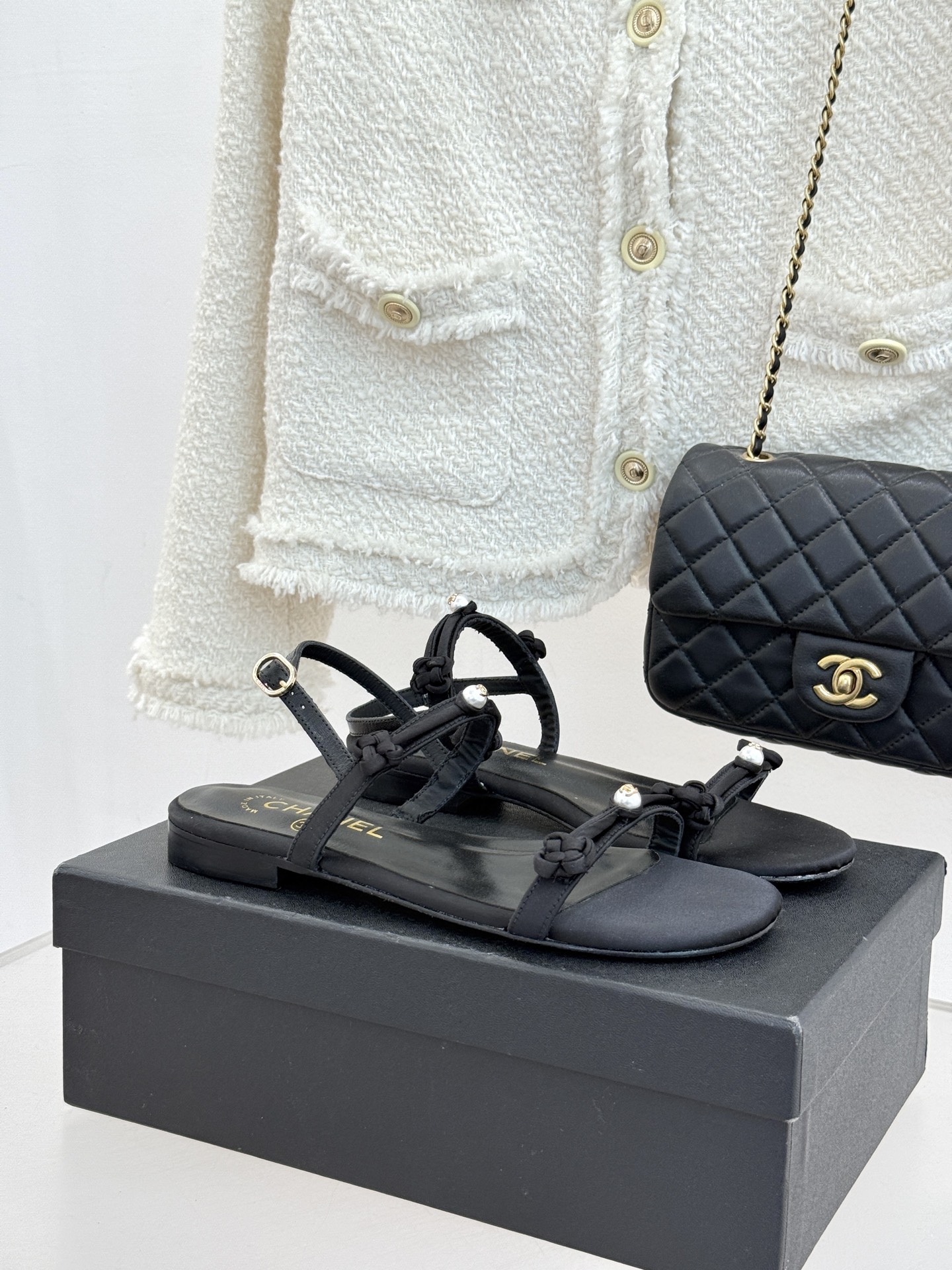 NO:751194,CHANE* ｜Xiao Xiang’s classic double C pearl one-piece strap, sandals and slippers, perfectly combines the classic double C logo with warm pearls to continue Chanel’s timeless elegance. The simple one-line strap neatly outlines the instep and gently modifies the foot shape. The light and luxurious texture is captured at a glance. The hand-inlaid pearls sparkle delicately with high gloss. Metal double Cs are embellished throughout, low-key highlighting the brand style. Soft sheepskin lining fits the sole of the foot. The flat design is light and comfortable and will not be tiring after long-term wear.  Suitable for commuting, vacationing, and dating. The neat lines lengthen the proportions of the legs. It can be paired with romantic skirts or high-end trousers to easily match various scenes. A pair of summer essentials that hides French sophistication. It is elegant when you lift your feet and noble when you walk. The fabric is made of original custom silk, and the lining of the feet is all lambskin. The leather outsole imported from Italy is size 35-39 (customized for 40/41).  No. 808200310,sandals,chanel,chanel,sandals,slippers,skirts,sheepskin,real silk,Leather soles19860909CHANE* ｜小香经典双C珍珠一字带 凉鞋拖鞋 将经典双C徽标与温润珍珠完美融合 续写香奈儿永恒优雅. 简约一字带利落勾勒脚背 温柔修饰脚型 轻奢质感一眼沦陷 手工镶嵌珍珠细腻闪耀 自带高光 金属双C点缀其间 低调彰显品牌格调. 柔软羊皮内里贴合足底 平底设计轻盈舒适 久穿不累 通勤、度假、约会皆自在适配. 利落线条拉长腿部比例 搭配裙装浪漫、配裤装高级 轻松驾驭多场景穿搭. 一双藏着法式精致的夏日必备 抬脚皆是优雅 步履尽是矜贵. 面料采用原版定制真丝 内里垫脚均为小羊皮 意大利进口真皮大底 size35-39（40/41定制） 编号808200310,凉鞋,chanel,chanel,sandals,slippers,skirts,sheepskin,real silk,Leather soles,Women's Shoes