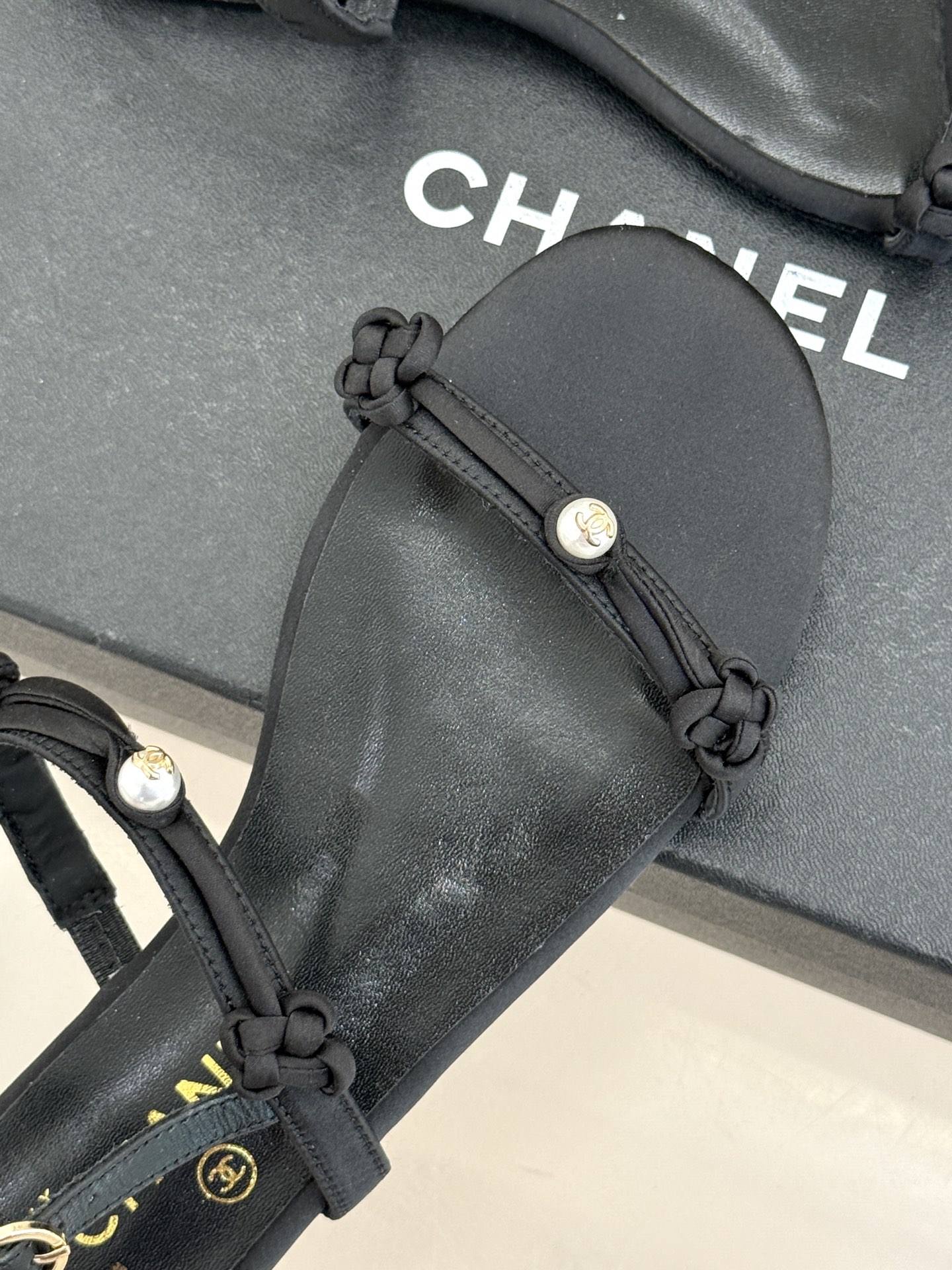 CHANE* ｜小香经典双C珍珠一字带凉鞋拖鞋将经典双C徽标与温润珍珠完美融合续写香奈儿永恒优雅。简约一