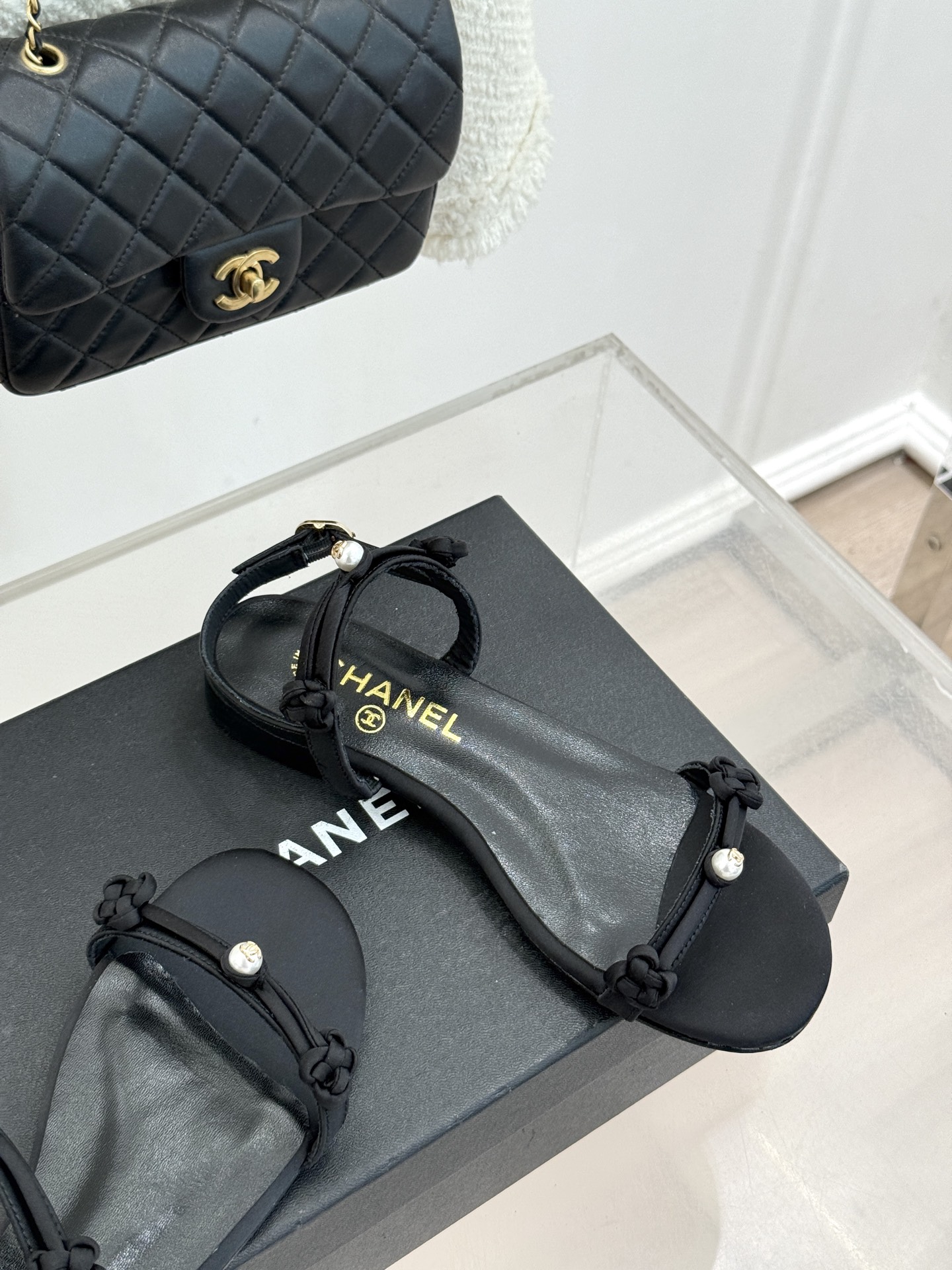 CHANE* ｜小香经典双C珍珠一字带凉鞋拖鞋将经典双C徽标与温润珍珠完美融合续写香奈儿永恒优雅。简约一