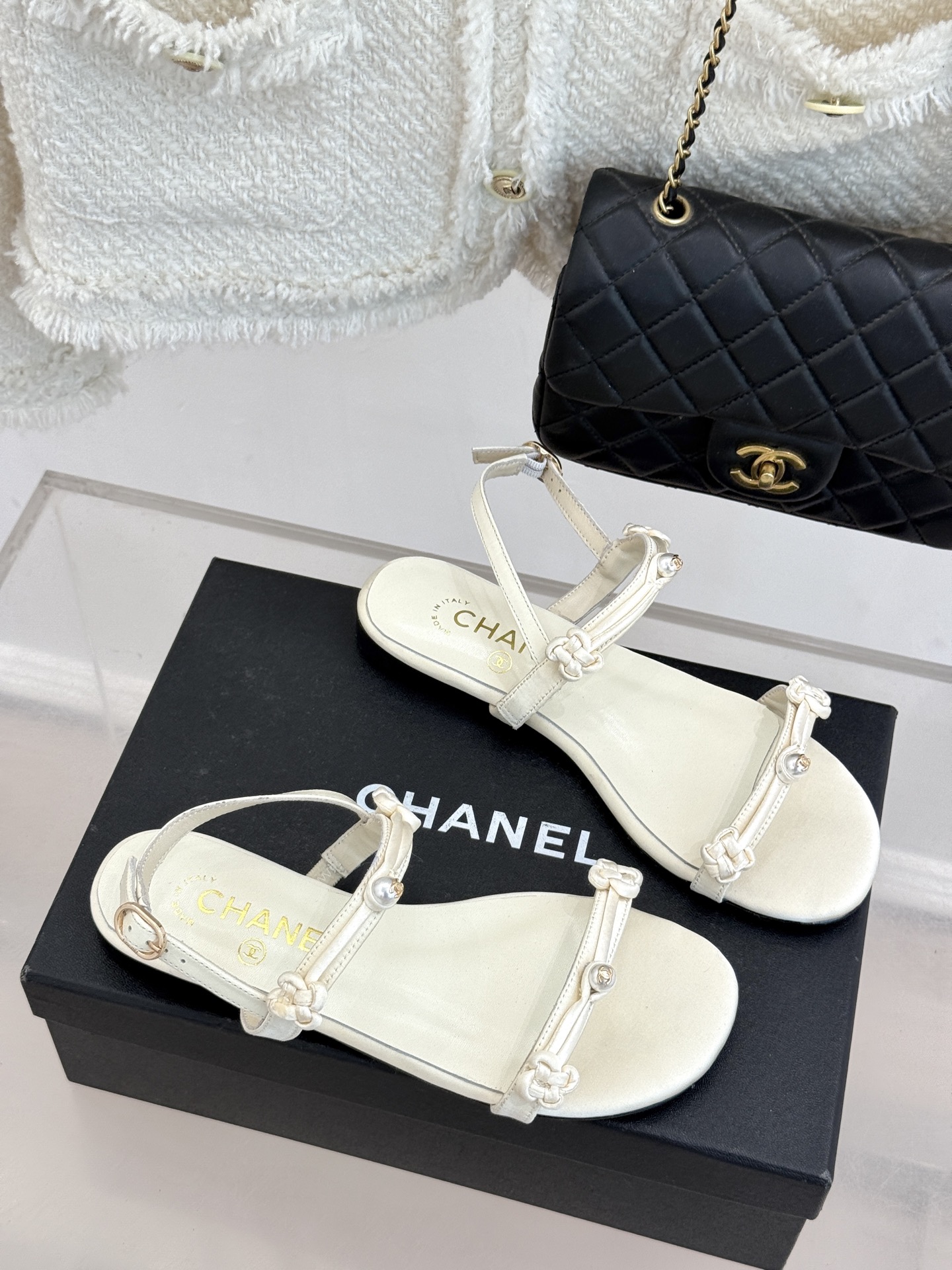 CHANE* ｜小香经典双C珍珠一字带凉鞋拖鞋将经典双C徽标与温润珍珠完美融合续写香奈儿永恒优雅。简约一