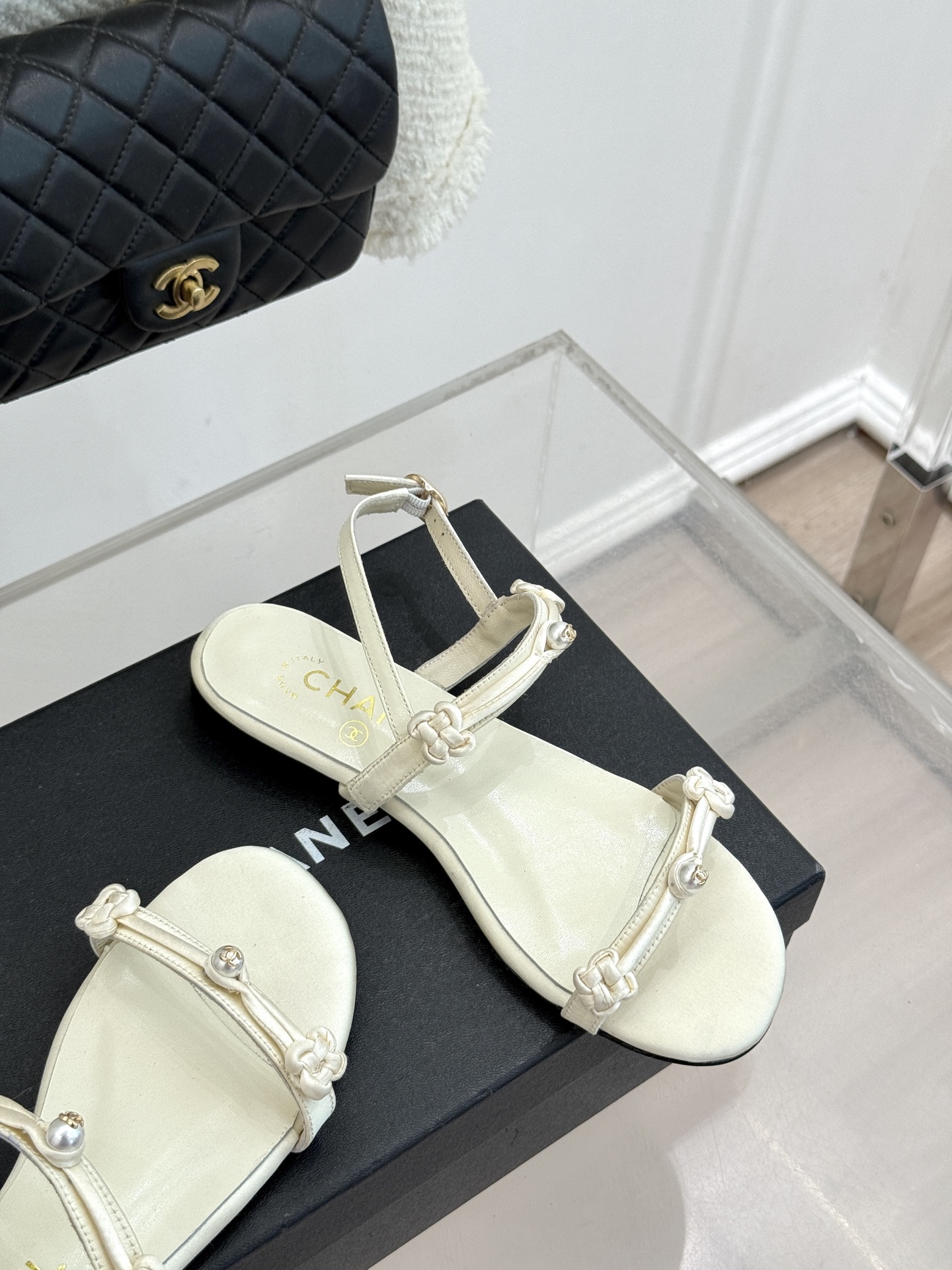 CHANE* ｜小香经典双C珍珠一字带凉鞋拖鞋将经典双C徽标与温润珍珠完美融合续写香奈儿永恒优雅。简约一