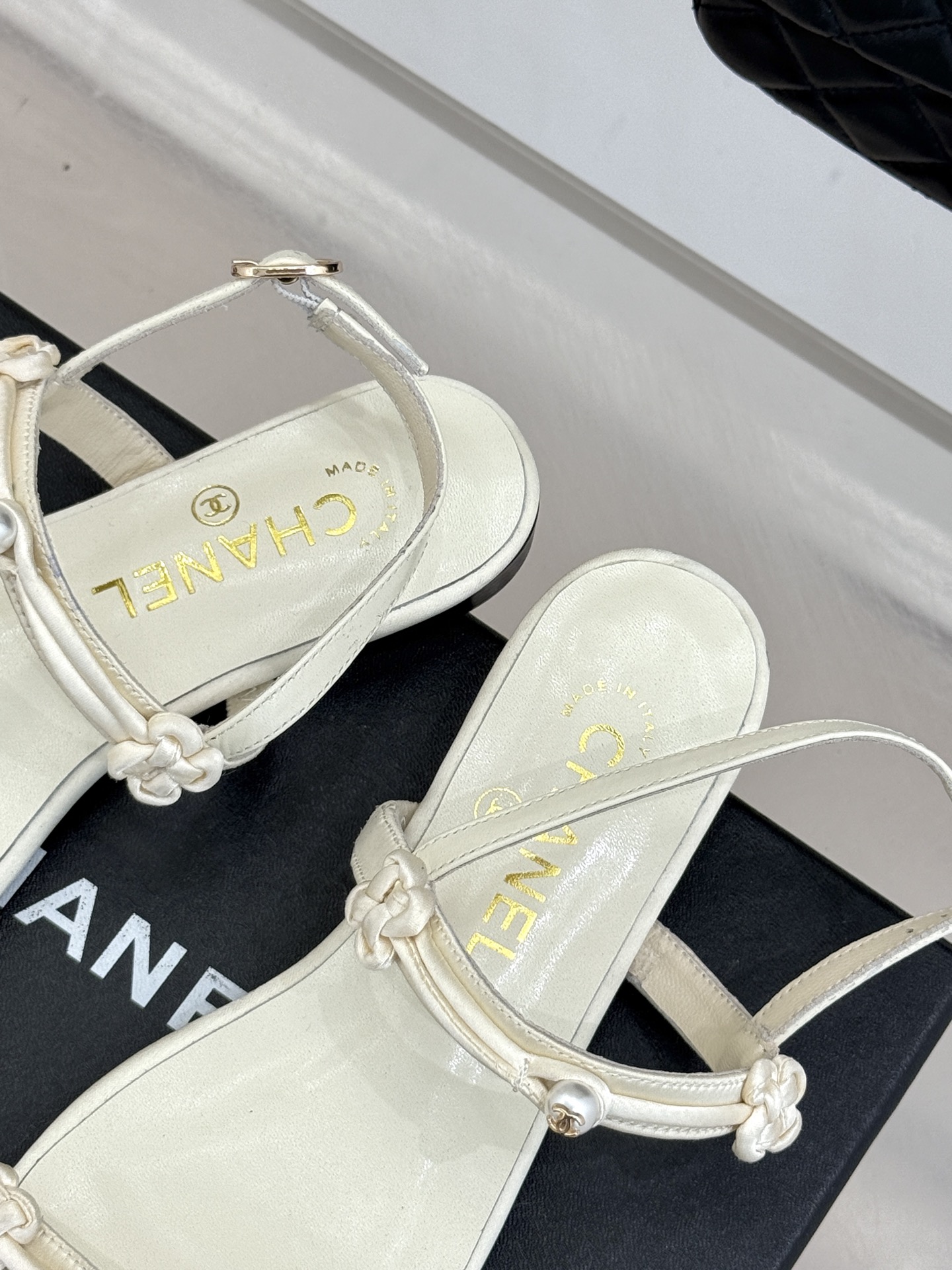 CHANE* ｜小香经典双C珍珠一字带凉鞋拖鞋将经典双C徽标与温润珍珠完美融合续写香奈儿永恒优雅。简约一