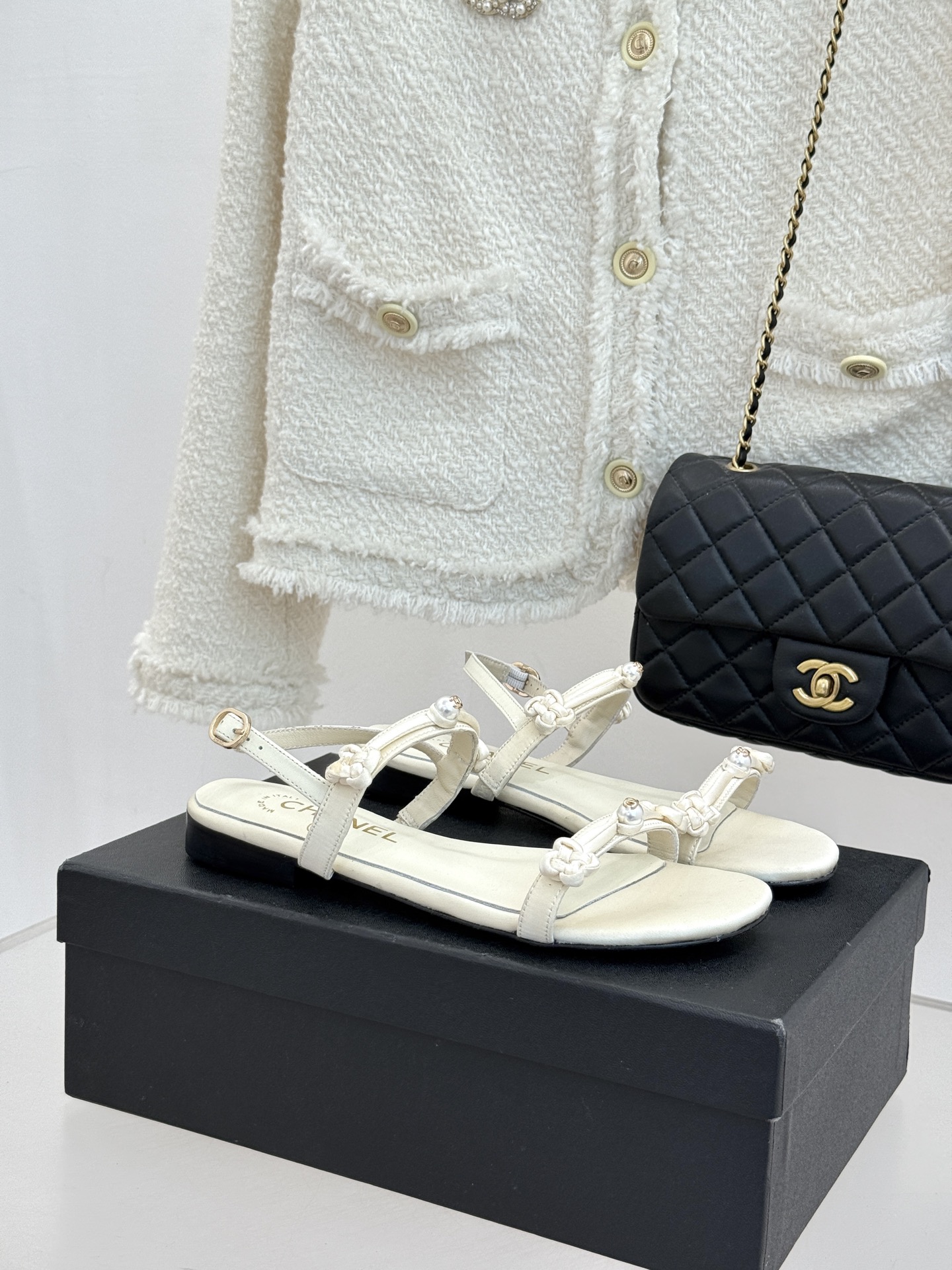 CHANE* ｜小香经典双C珍珠一字带凉鞋拖鞋将经典双C徽标与温润珍珠完美融合续写香奈儿永恒优雅。简约一