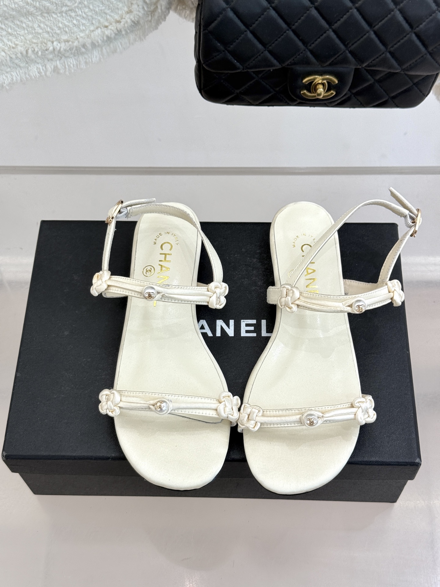 CHANE* ｜小香经典双C珍珠一字带凉鞋拖鞋将经典双C徽标与温润珍珠完美融合续写香奈儿永恒优雅。简约一