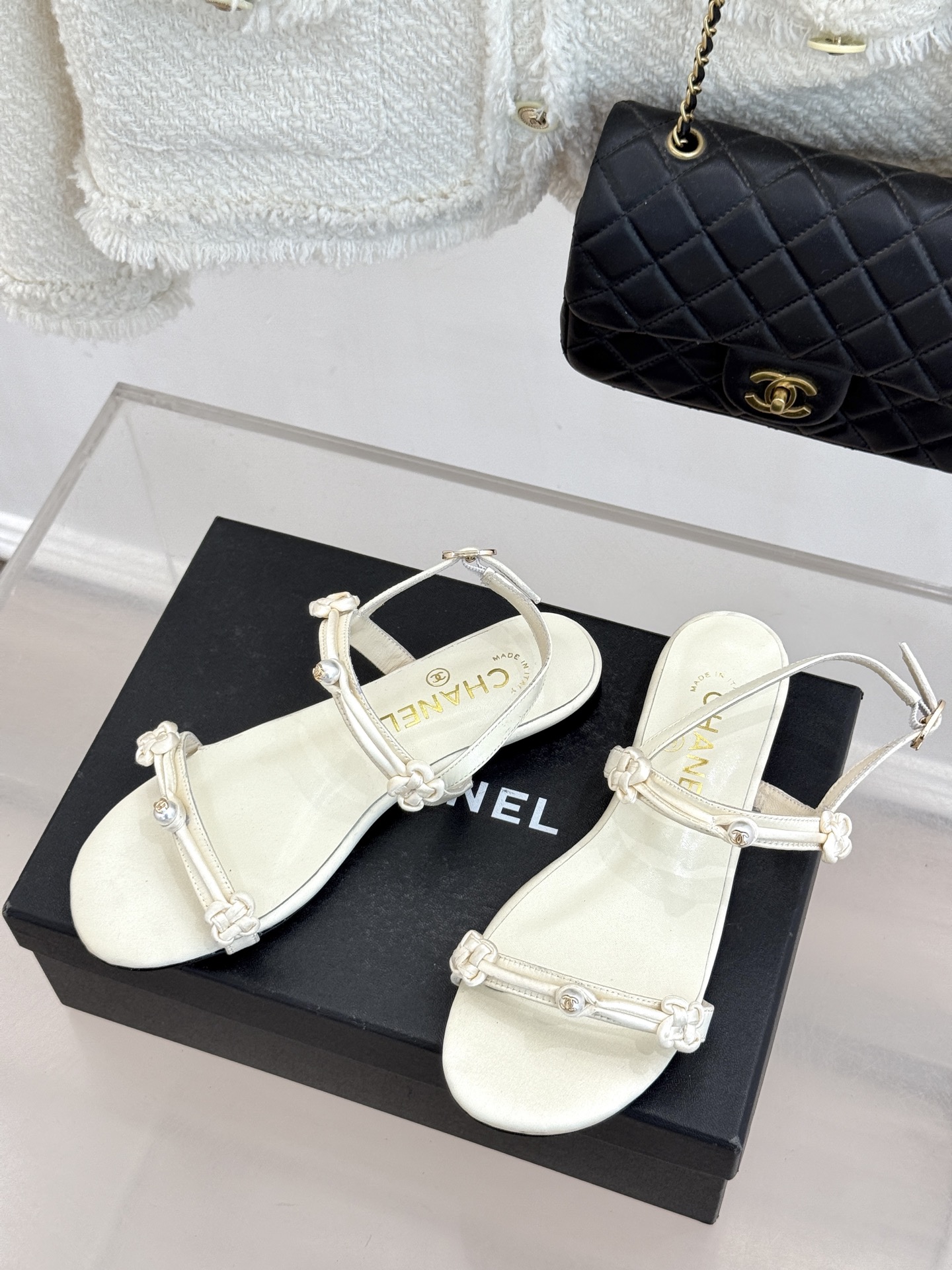 CHANE* ｜小香经典双C珍珠一字带凉鞋拖鞋将经典双C徽标与温润珍珠完美融合续写香奈儿永恒优雅。简约一