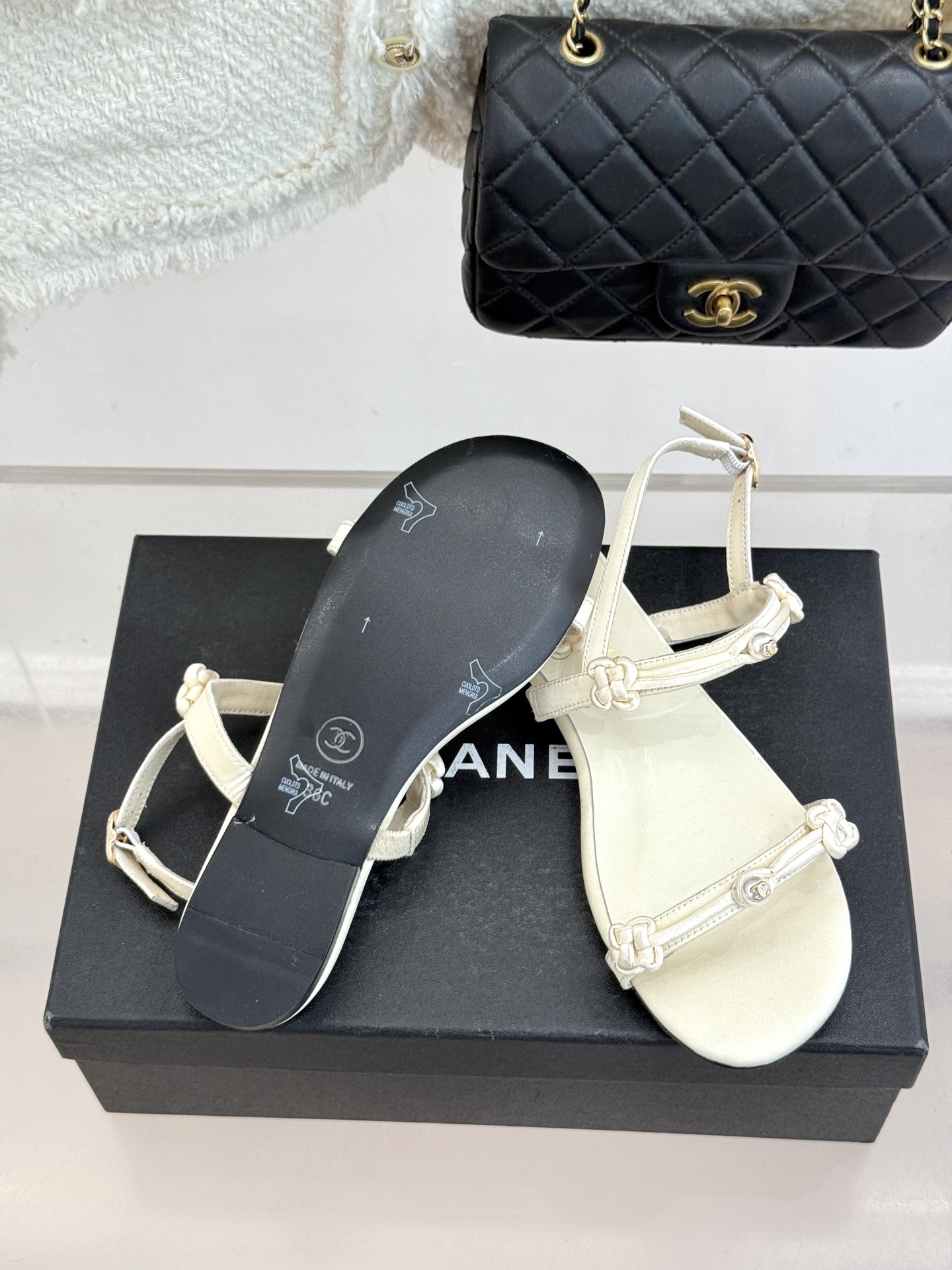 CHANE* ｜小香经典双C珍珠一字带凉鞋拖鞋将经典双C徽标与温润珍珠完美融合续写香奈儿永恒优雅。简约一