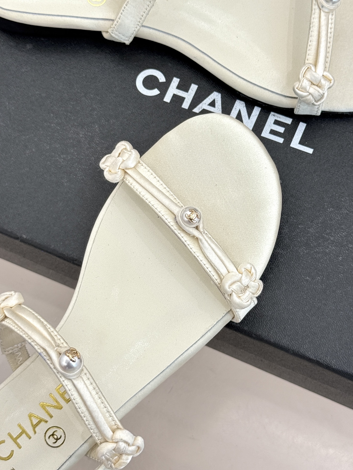 CHANE* ｜小香经典双C珍珠一字带凉鞋拖鞋将经典双C徽标与温润珍珠完美融合续写香奈儿永恒优雅。简约一