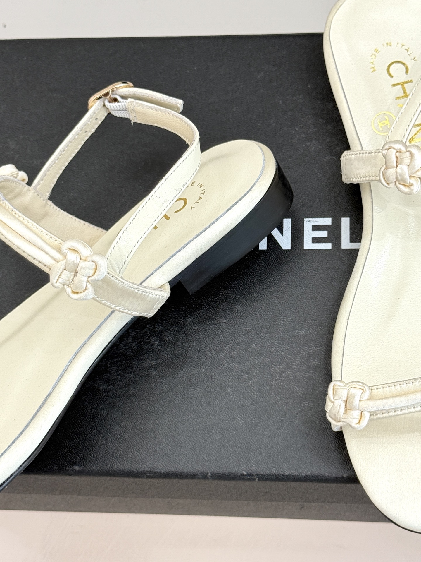 CHANE* ｜小香经典双C珍珠一字带凉鞋拖鞋将经典双C徽标与温润珍珠完美融合续写香奈儿永恒优雅。简约一