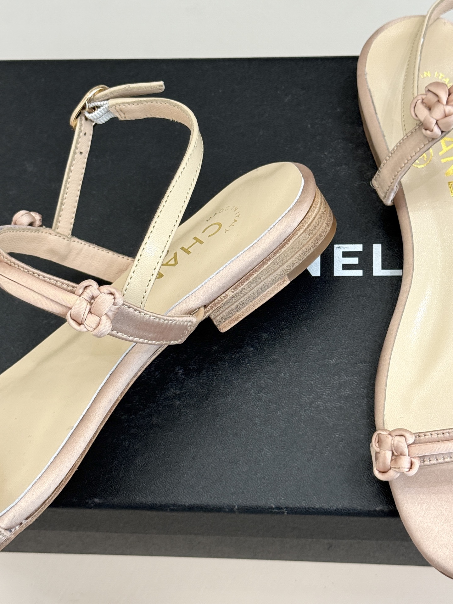 CHANE* ｜小香经典双C珍珠一字带凉鞋拖鞋将经典双C徽标与温润珍珠完美融合续写香奈儿永恒优雅。简约一