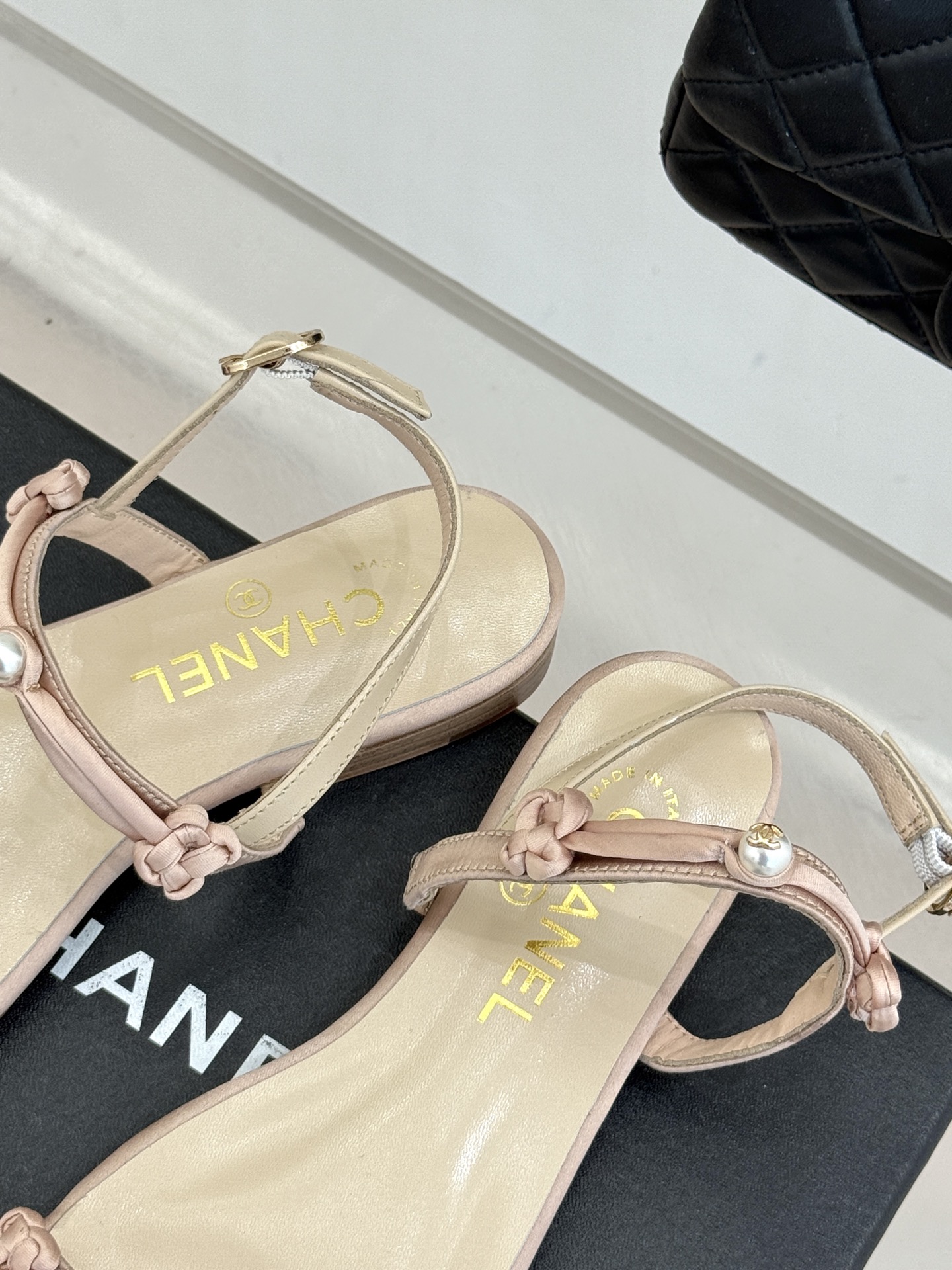 CHANE* ｜小香经典双C珍珠一字带凉鞋拖鞋将经典双C徽标与温润珍珠完美融合续写香奈儿永恒优雅。简约一