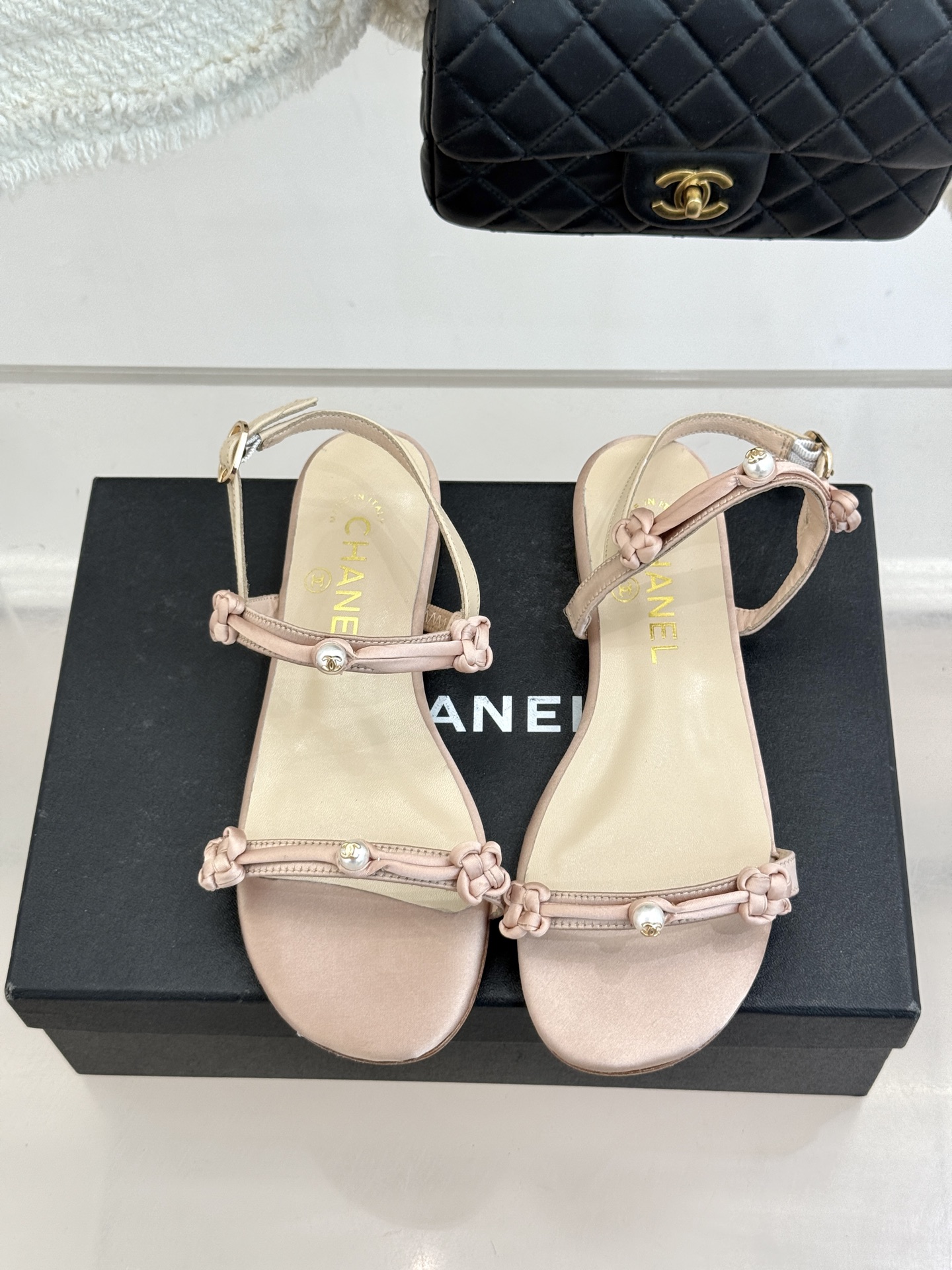 CHANE* ｜小香经典双C珍珠一字带凉鞋拖鞋将经典双C徽标与温润珍珠完美融合续写香奈儿永恒优雅。简约一