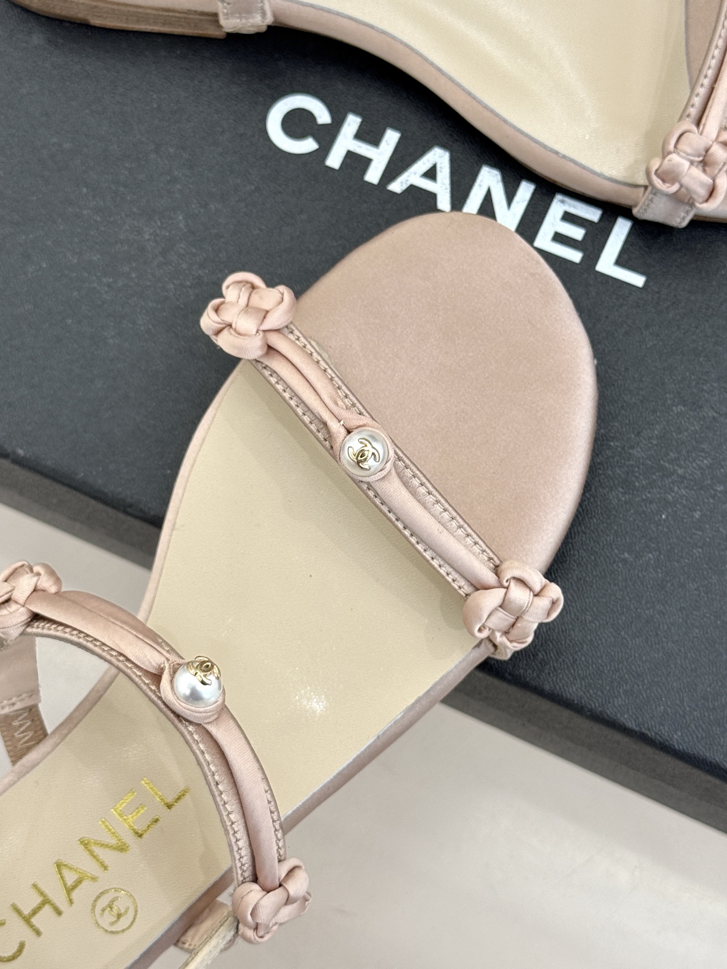 CHANE* ｜小香经典双C珍珠一字带凉鞋拖鞋将经典双C徽标与温润珍珠完美融合续写香奈儿永恒优雅。简约一