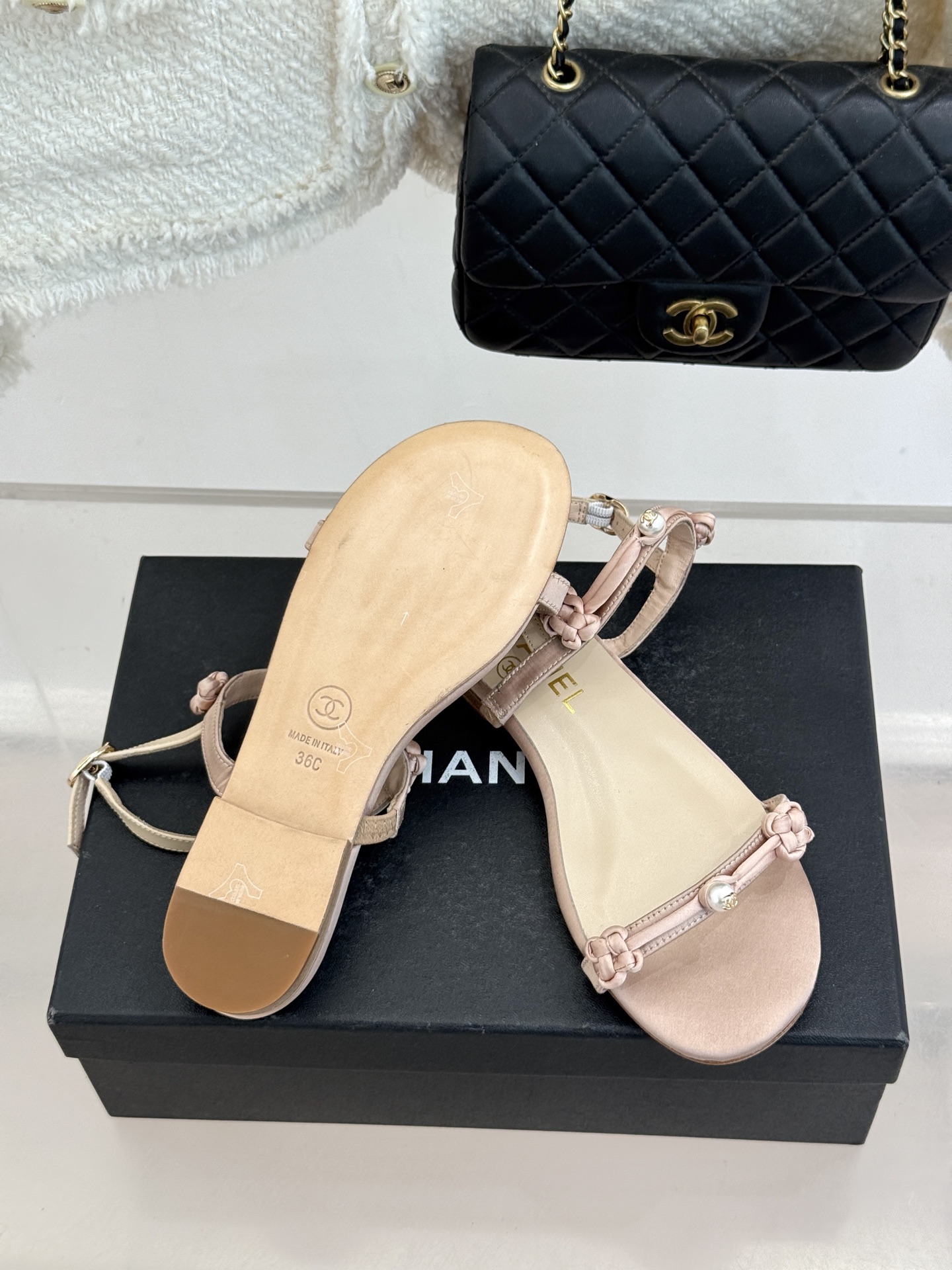 CHANE* ｜小香经典双C珍珠一字带凉鞋拖鞋将经典双C徽标与温润珍珠完美融合续写香奈儿永恒优雅。简约一