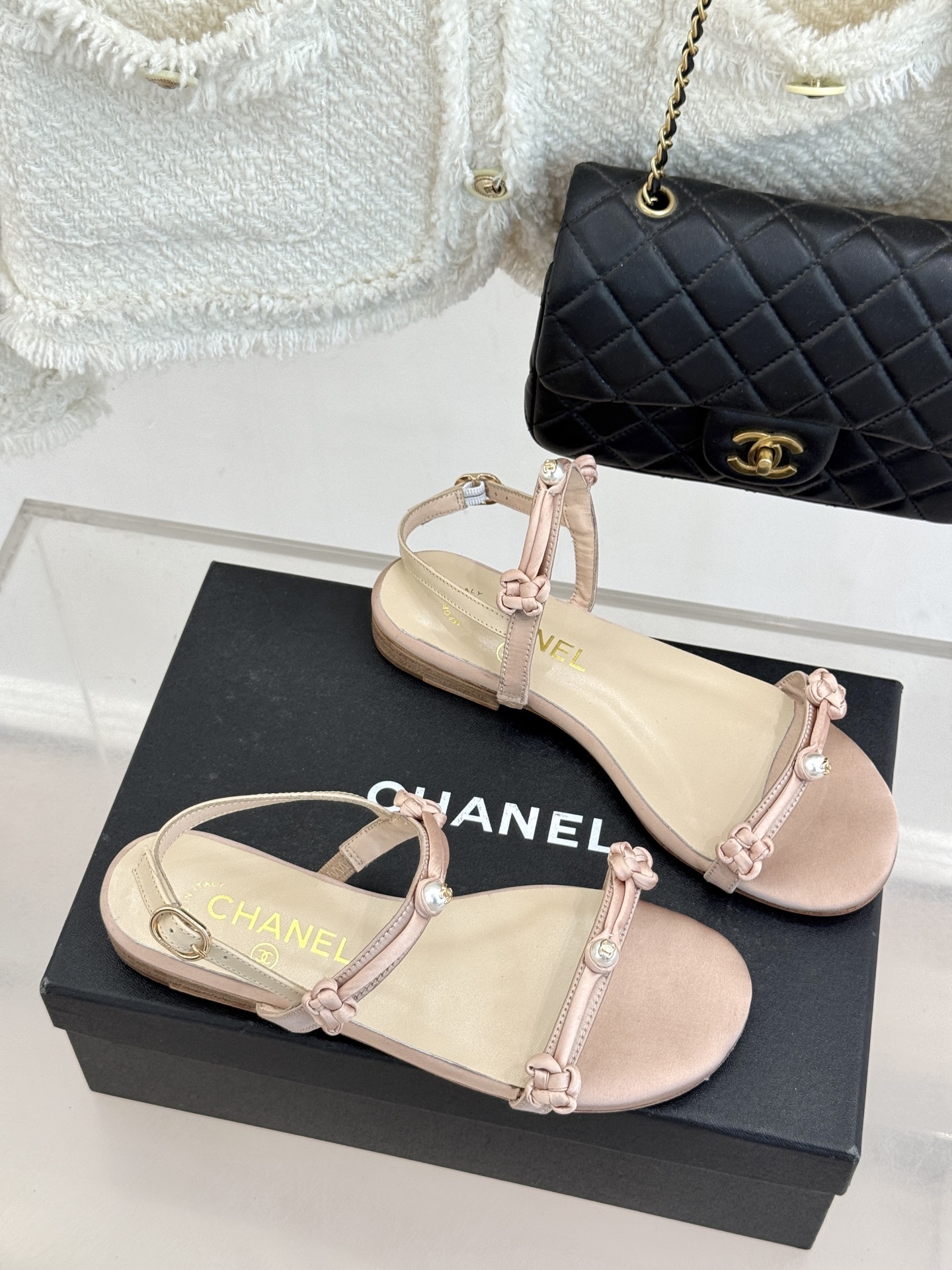 CHANE* ｜小香经典双C珍珠一字带凉鞋拖鞋将经典双C徽标与温润珍珠完美融合续写香奈儿永恒优雅。简约一