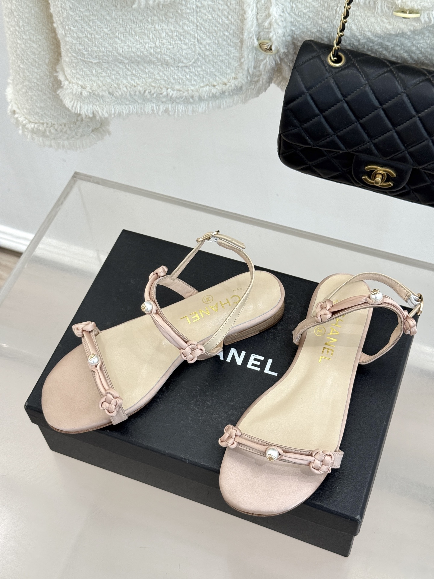 CHANE* ｜小香经典双C珍珠一字带凉鞋拖鞋将经典双C徽标与温润珍珠完美融合续写香奈儿永恒优雅。简约一