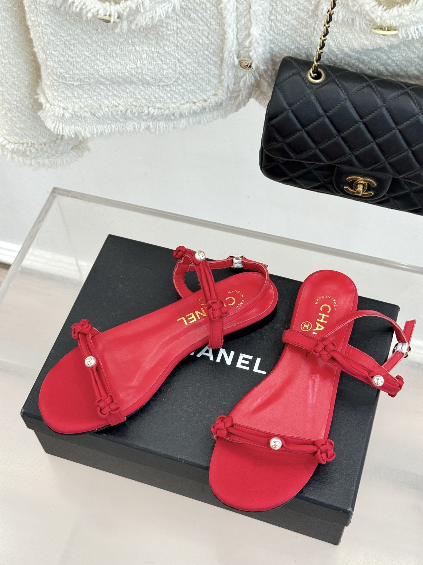 CHANE* ｜小香经典双C珍珠一字带凉鞋拖鞋将经典双C徽标与温润珍珠完美融合续写香奈儿永恒优雅。简约一