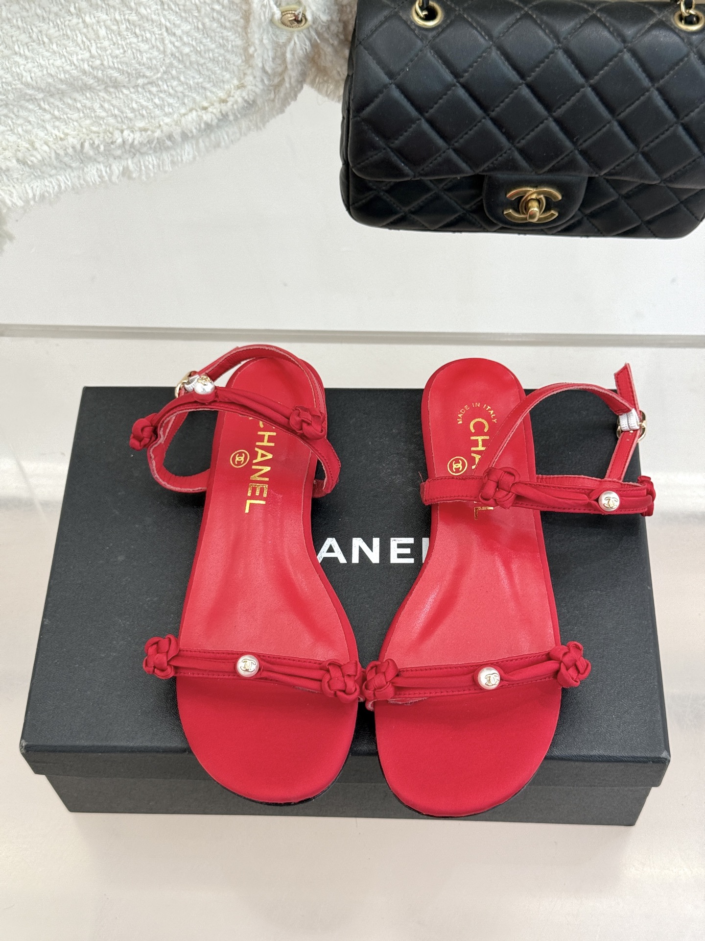 CHANE* ｜小香经典双C珍珠一字带凉鞋拖鞋将经典双C徽标与温润珍珠完美融合续写香奈儿永恒优雅。简约一