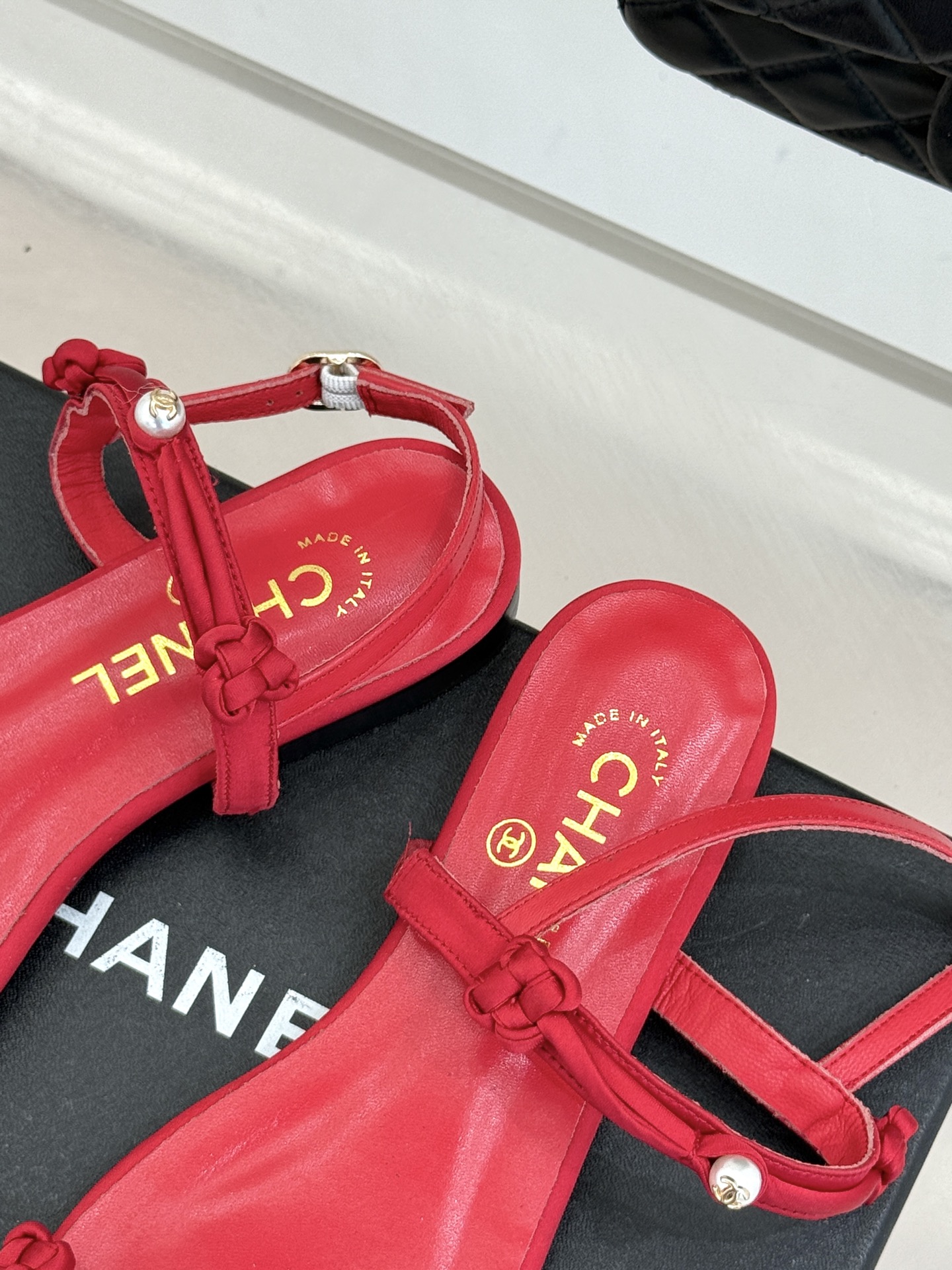 CHANE* ｜小香经典双C珍珠一字带凉鞋拖鞋将经典双C徽标与温润珍珠完美融合续写香奈儿永恒优雅。简约一