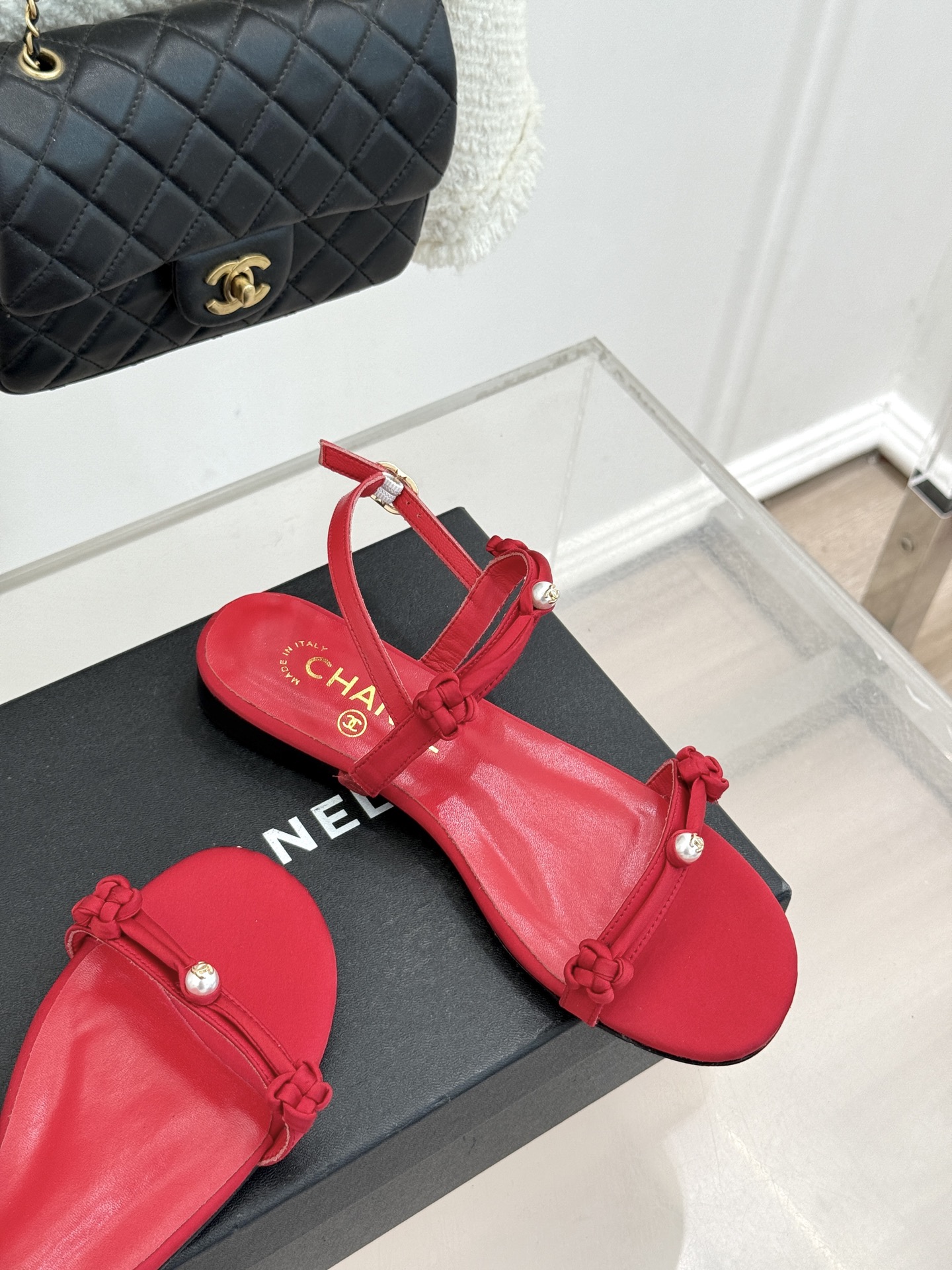 CHANE* ｜小香经典双C珍珠一字带凉鞋拖鞋将经典双C徽标与温润珍珠完美融合续写香奈儿永恒优雅。简约一