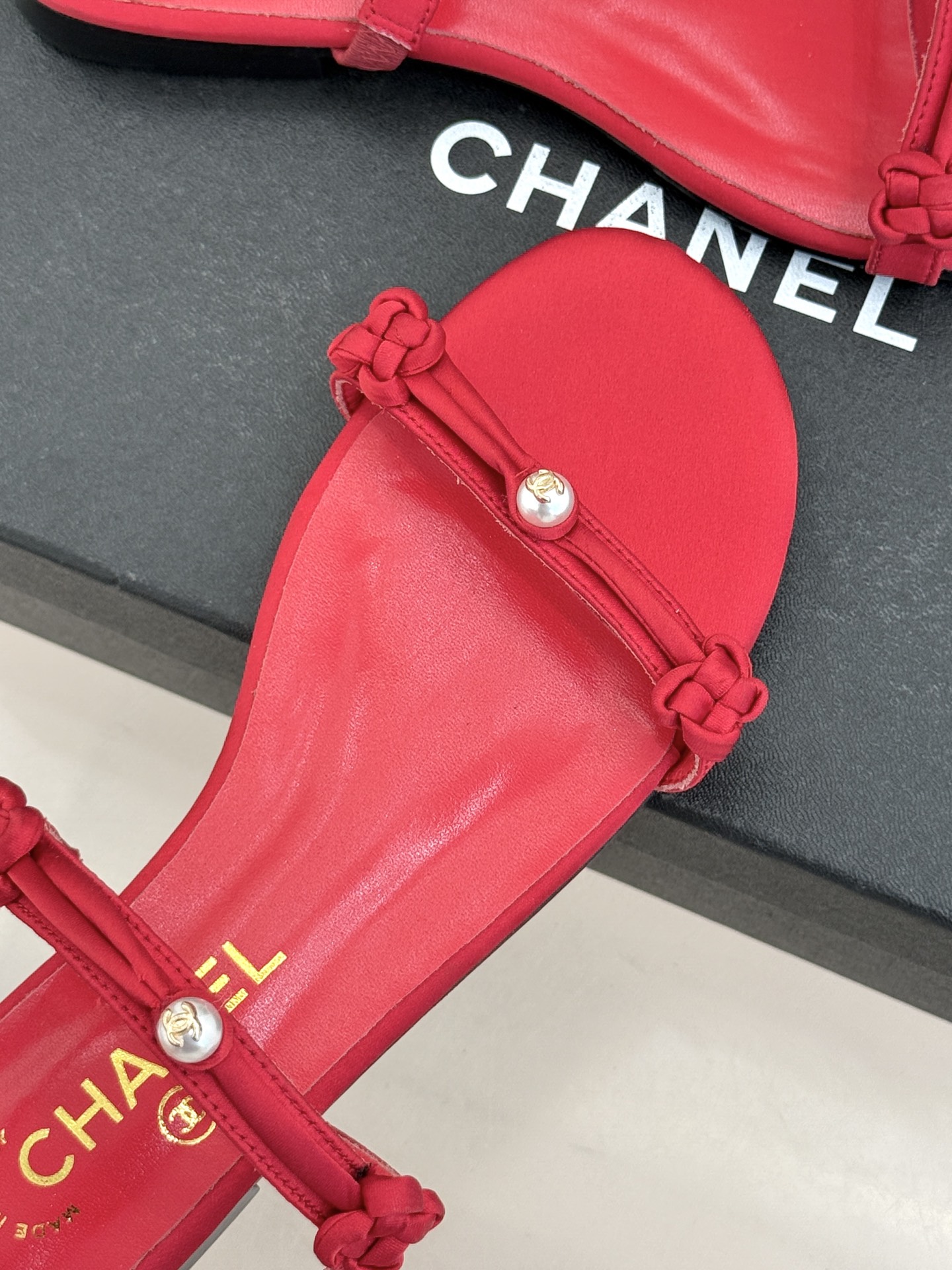 CHANE* ｜小香经典双C珍珠一字带凉鞋拖鞋将经典双C徽标与温润珍珠完美融合续写香奈儿永恒优雅。简约一