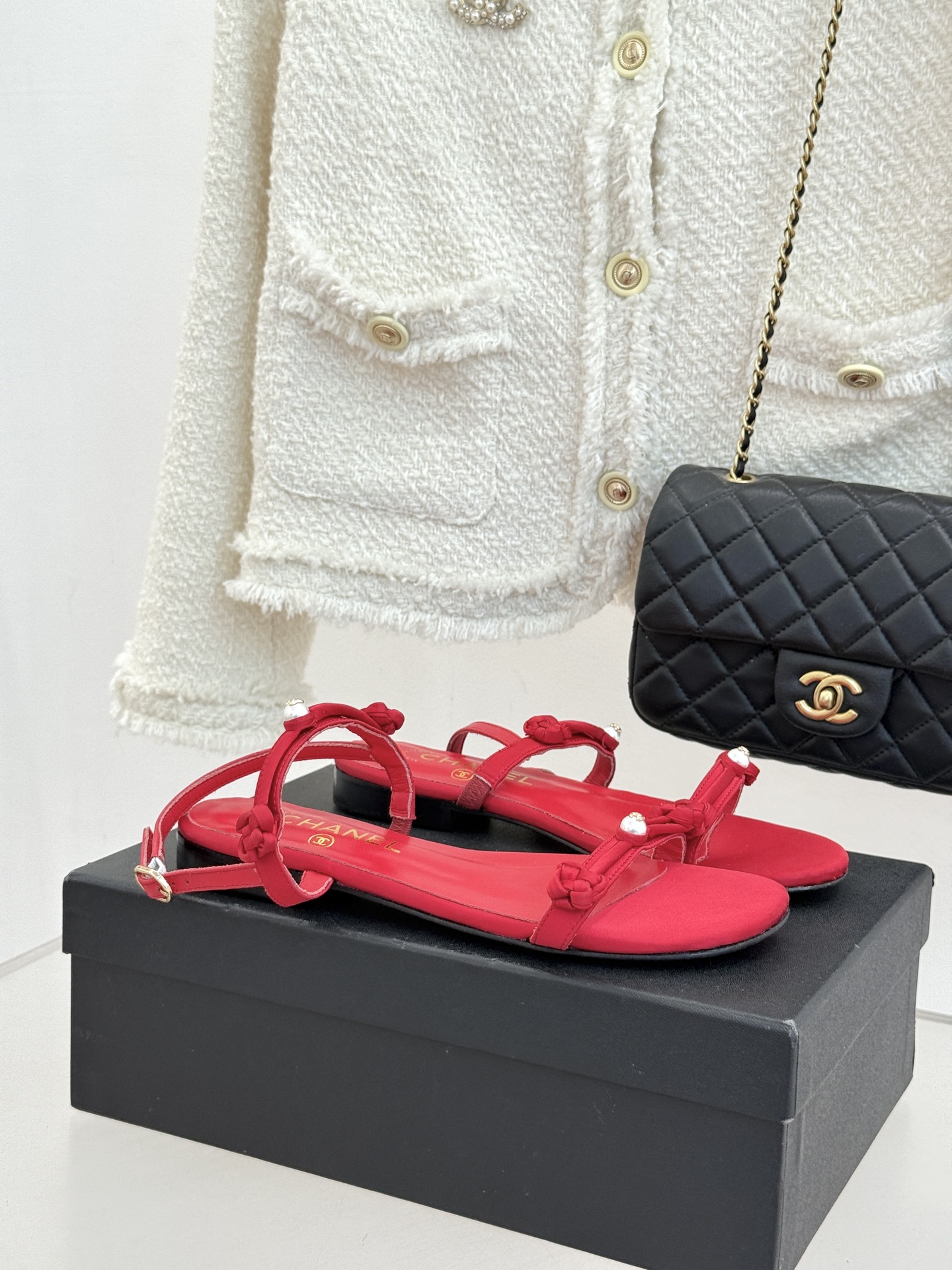 CHANE* ｜小香经典双C珍珠一字带凉鞋拖鞋将经典双C徽标与温润珍珠完美融合续写香奈儿永恒优雅。简约一