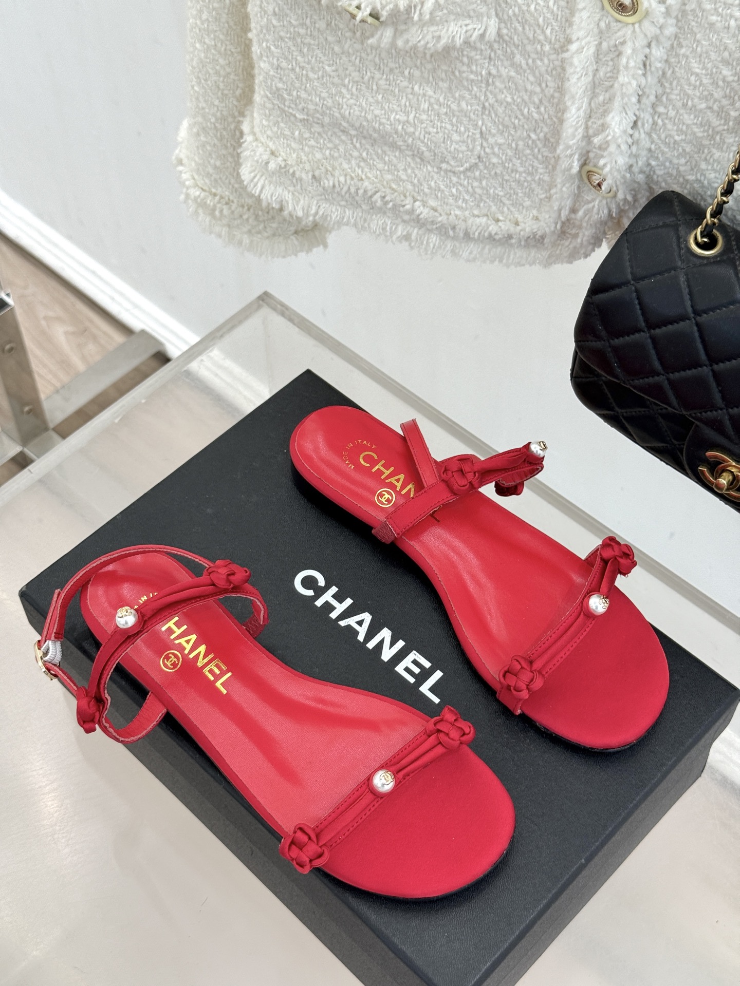 CHANE* ｜小香经典双C珍珠一字带凉鞋拖鞋将经典双C徽标与温润珍珠完美融合续写香奈儿永恒优雅。简约一