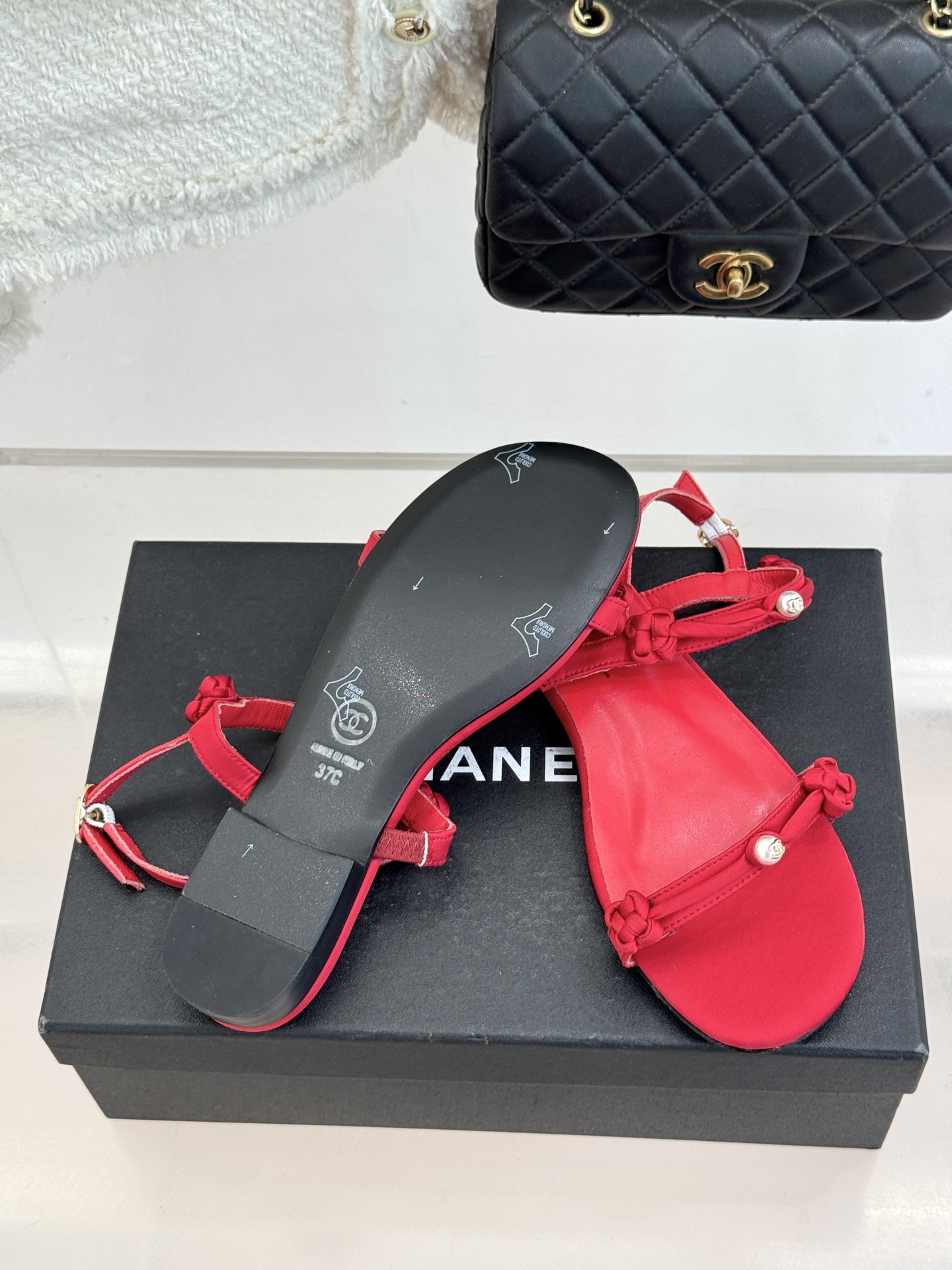 CHANE* ｜小香经典双C珍珠一字带凉鞋拖鞋将经典双C徽标与温润珍珠完美融合续写香奈儿永恒优雅。简约一