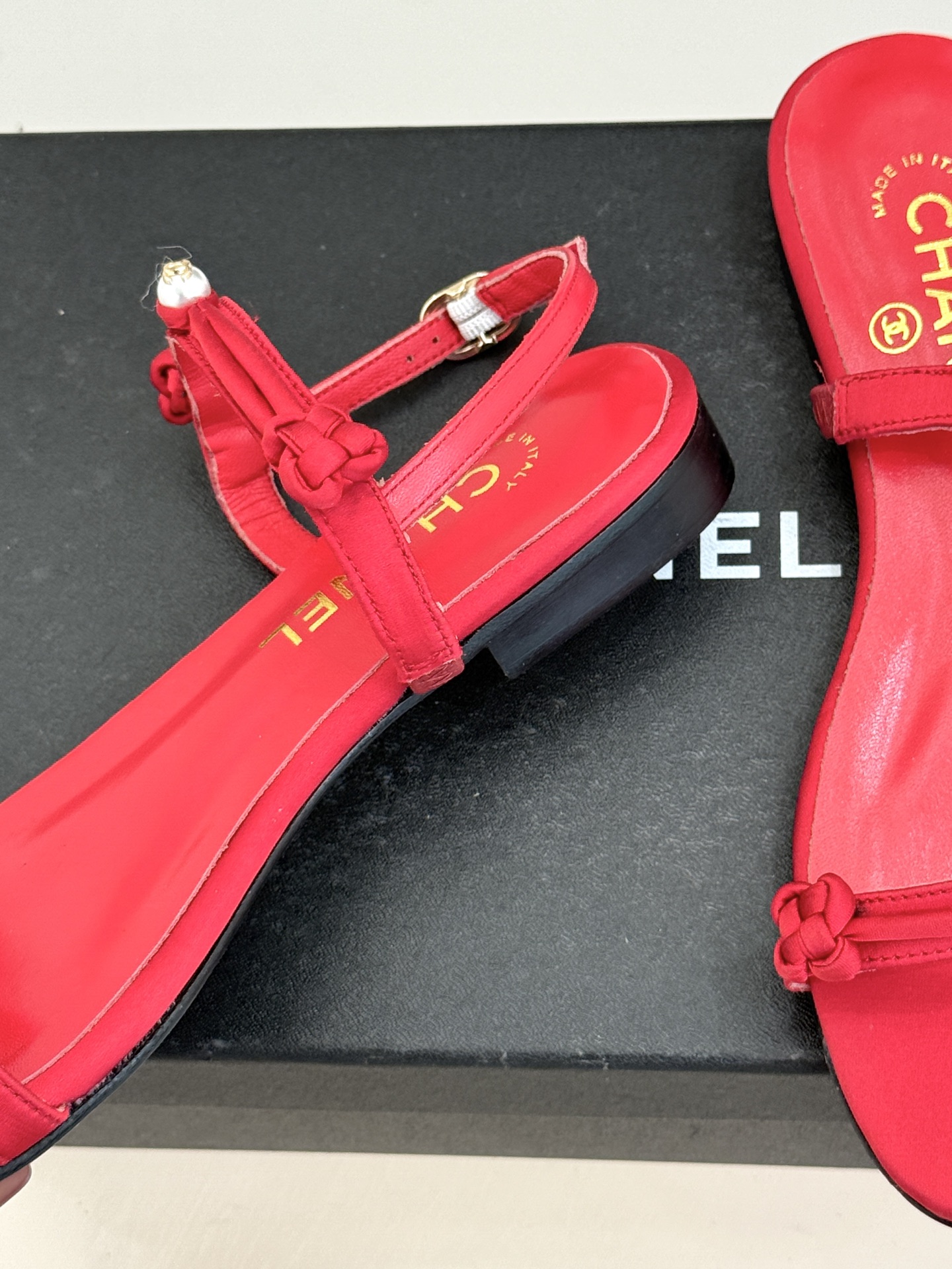 CHANE* ｜小香经典双C珍珠一字带凉鞋拖鞋将经典双C徽标与温润珍珠完美融合续写香奈儿永恒优雅。简约一