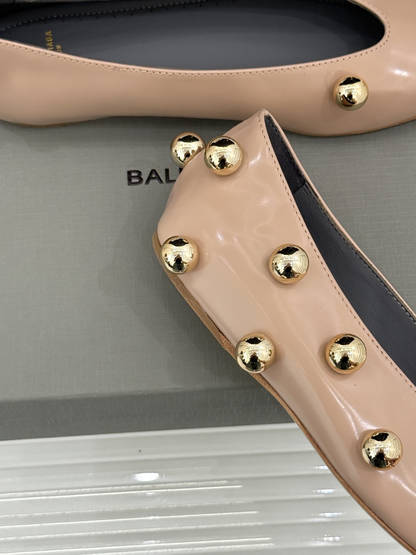 Chloe/蔻依Cleia26WF新品金属圆珠方头平底单鞋以法式极简勾勒慵懒优雅。利落方头修饰脚型温润哑