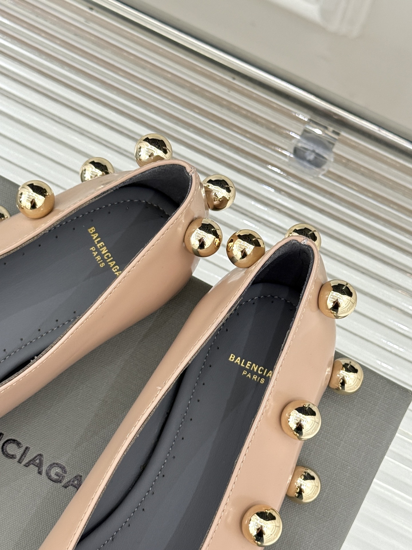 Chloe/蔻依Cleia26WF新品金属圆珠方头平底单鞋以法式极简勾勒慵懒优雅。利落方头修饰脚型温润哑