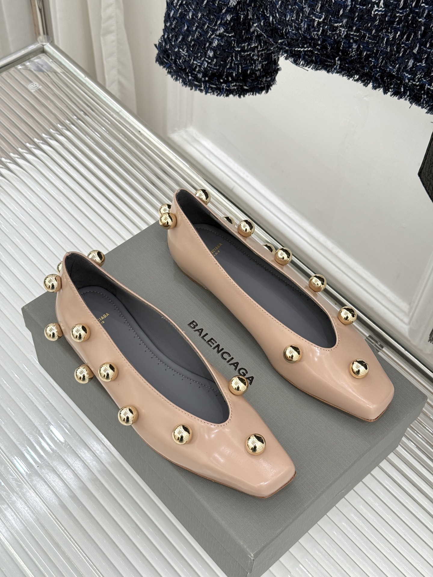 Chloe/蔻依Cleia26WF新品金属圆珠方头平底单鞋以法式极简勾勒慵懒优雅。利落方头修饰脚型温润哑