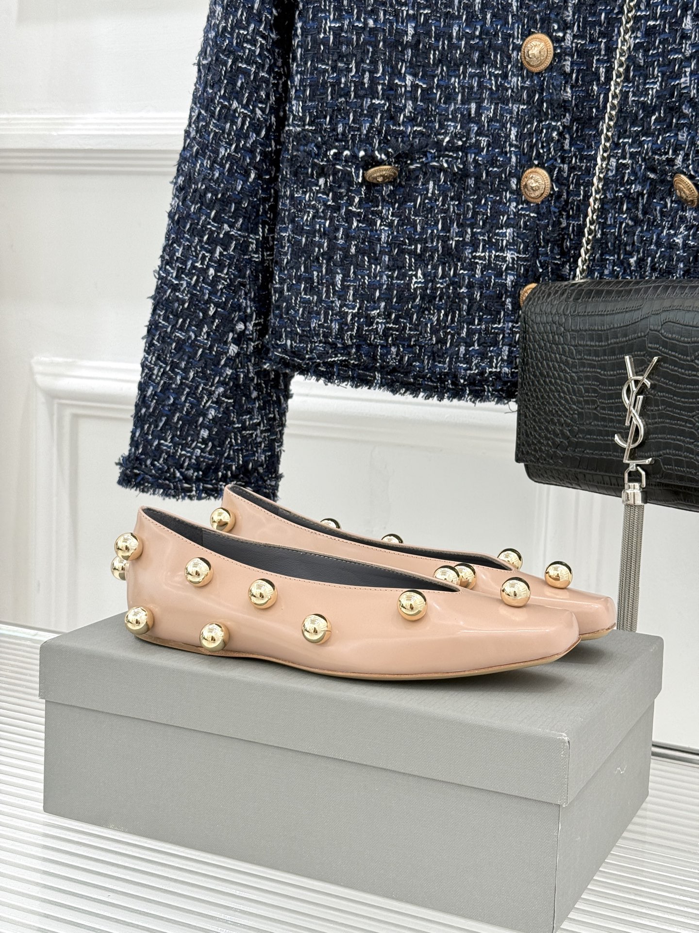 Chloe/蔻依Cleia26WF新品金属圆珠方头平底单鞋以法式极简勾勒慵懒优雅。利落方头修饰脚型温润哑