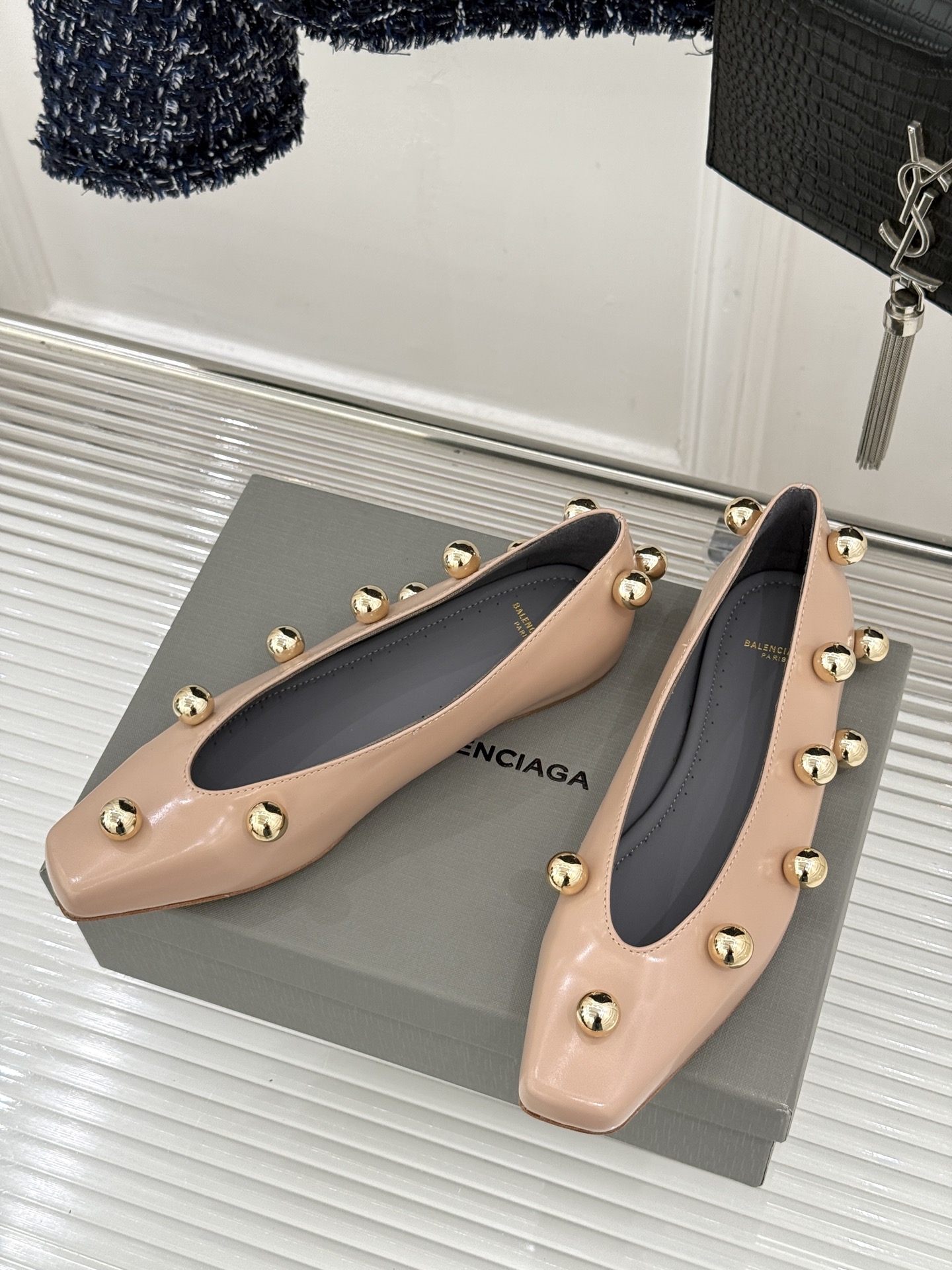 Chloe/蔻依Cleia26WF新品金属圆珠方头平底单鞋以法式极简勾勒慵懒优雅。利落方头修饰脚型温润哑