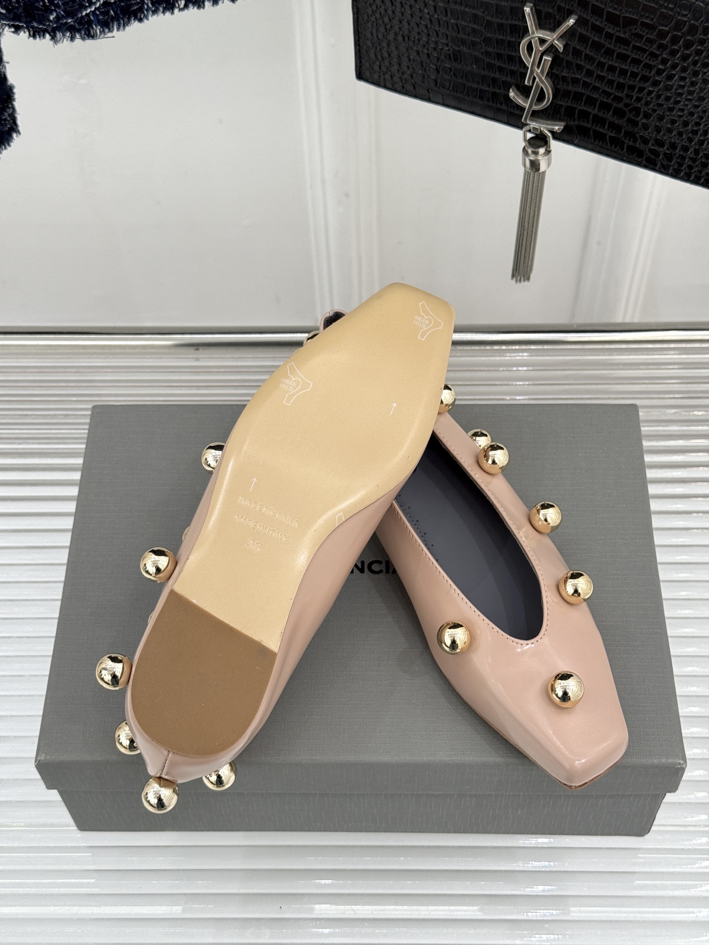 Chloe/蔻依Cleia26WF新品金属圆珠方头平底单鞋以法式极简勾勒慵懒优雅。利落方头修饰脚型温润哑