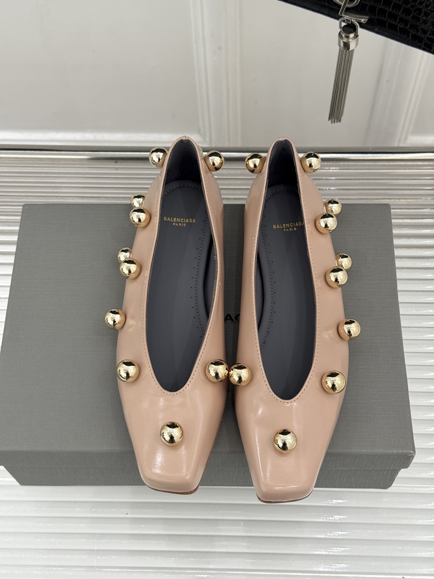 Chloe/蔻依Cleia26WF新品金属圆珠方头平底单鞋以法式极简勾勒慵懒优雅。利落方头修饰脚型温润哑