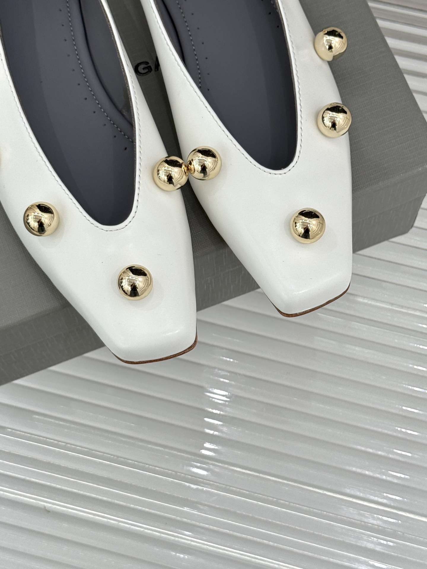 Chloe/蔻依Cleia26WF新品金属圆珠方头平底单鞋以法式极简勾勒慵懒优雅。利落方头修饰脚型温润哑