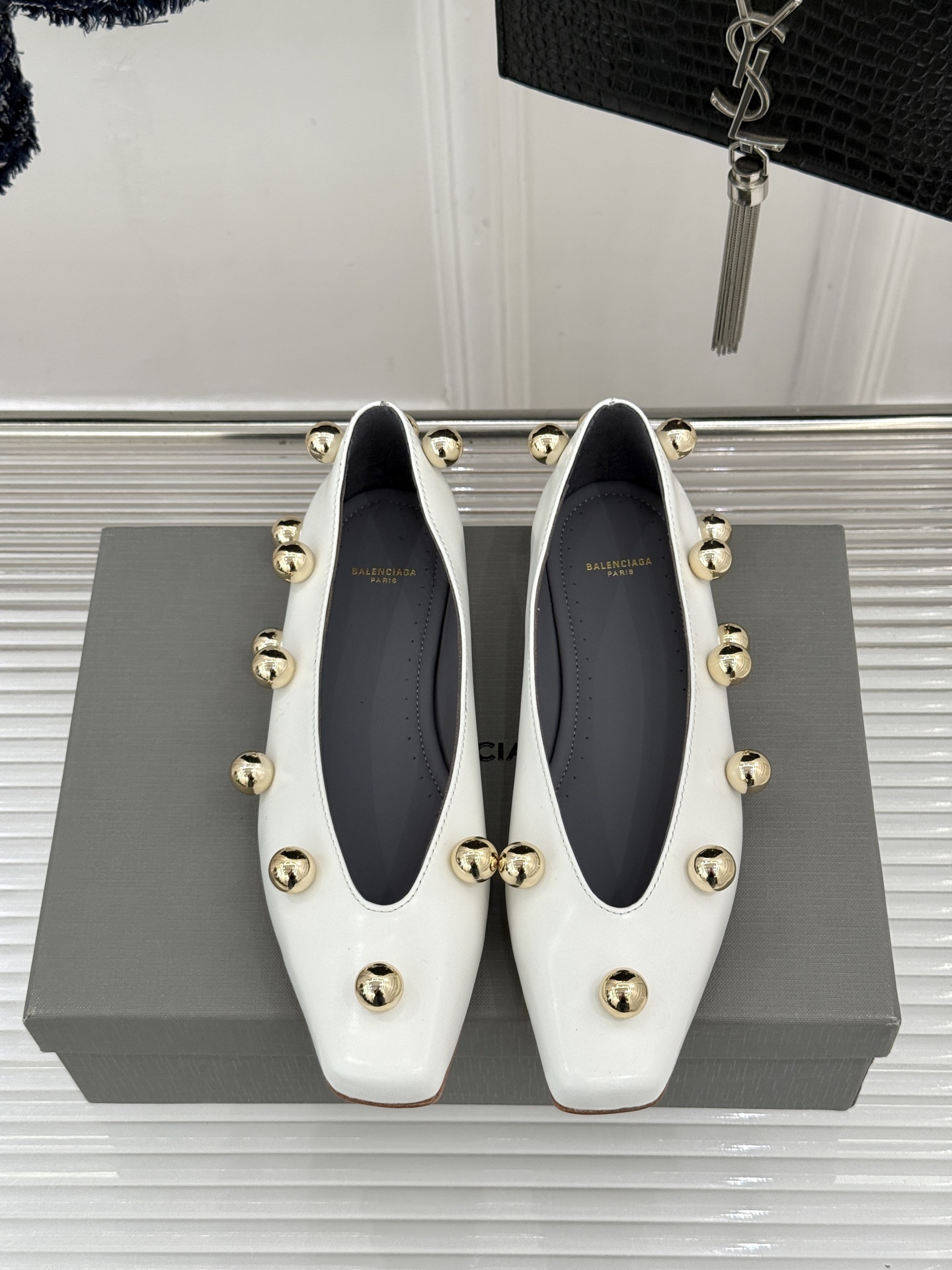 Chloe/蔻依Cleia26WF新品金属圆珠方头平底单鞋以法式极简勾勒慵懒优雅。利落方头修饰脚型温润哑