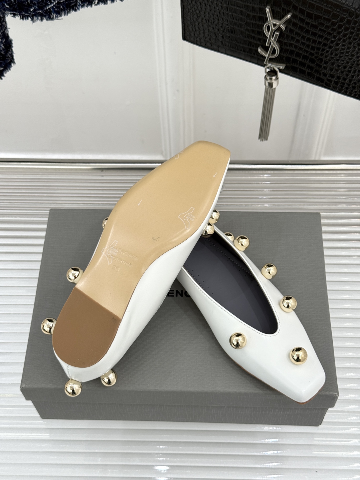 Chloe/蔻依Cleia26WF新品金属圆珠方头平底单鞋以法式极简勾勒慵懒优雅。利落方头修饰脚型温润哑