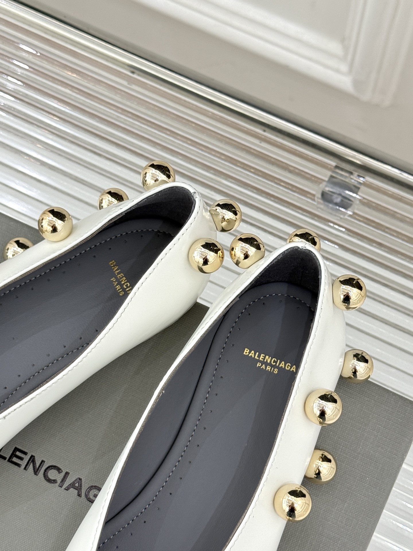 Chloe/蔻依Cleia26WF新品金属圆珠方头平底单鞋以法式极简勾勒慵懒优雅。利落方头修饰脚型温润哑