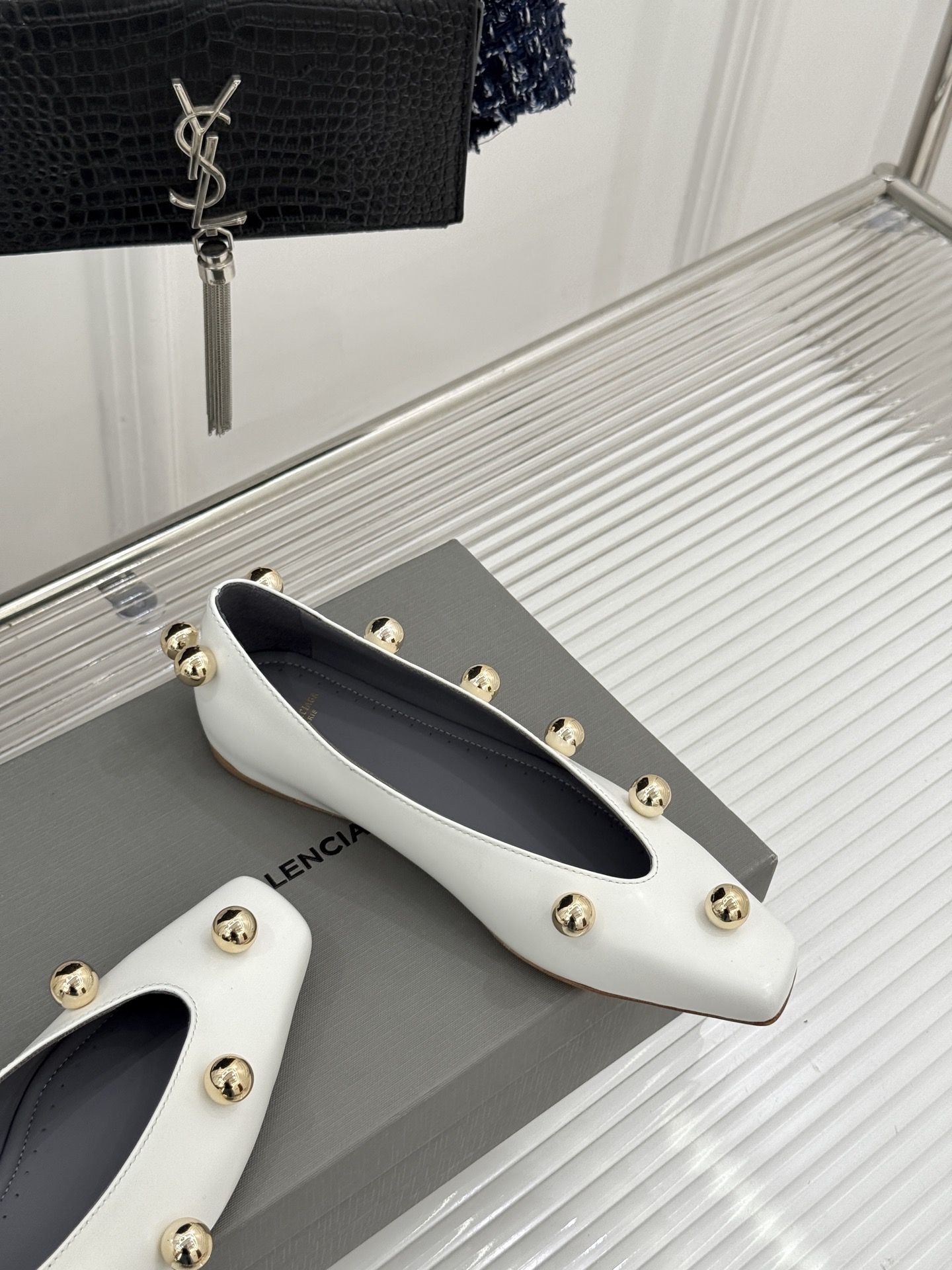 Chloe/蔻依Cleia26WF新品金属圆珠方头平底单鞋以法式极简勾勒慵懒优雅。利落方头修饰脚型温润哑