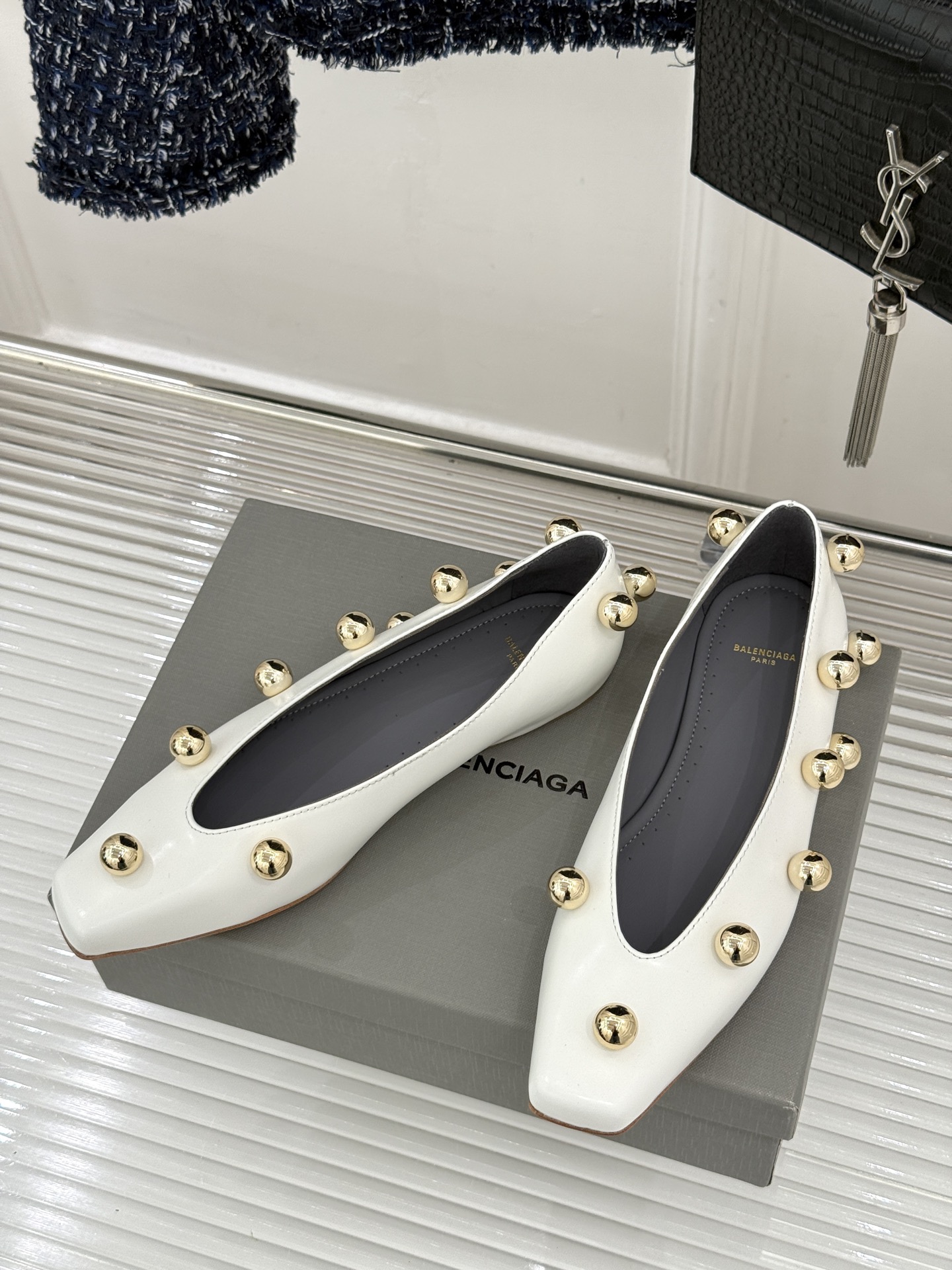 Chloe/蔻依Cleia26WF新品金属圆珠方头平底单鞋以法式极简勾勒慵懒优雅。利落方头修饰脚型温润哑