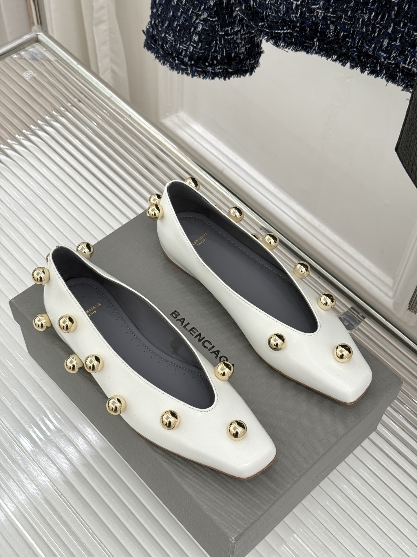 Chloe/蔻依Cleia26WF新品金属圆珠方头平底单鞋以法式极简勾勒慵懒优雅。利落方头修饰脚型温润哑