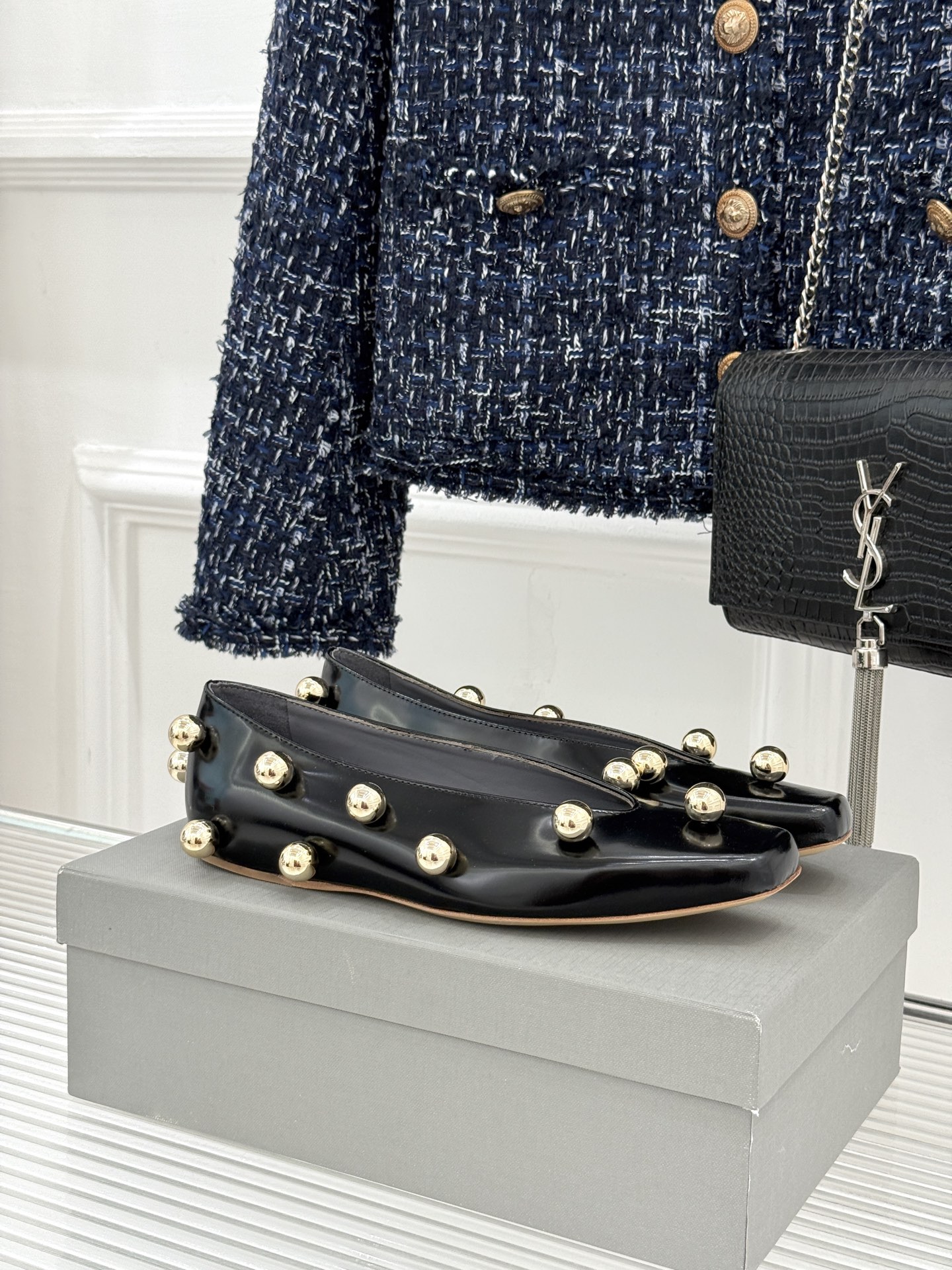 NO:748549,Chloe/Cleia26WF new product metal ball square toe flat shoes, using French minimalism to outline lazy elegance. The neat square toe modifies the foot shape. The warm matte leather fits the step and has a soft focus and high-end feel. The metal beads on the upper are scattered at random, unobtrusive but self-recognizable. The perfect fusion of retro and modern aesthetics. The flat bottom design takes into account comfort and posture. Comfortable for commuting, dating and traveling. Italian craftsmanship  The details show a sense of luxury and quality. The shallow lines are gentle and make the feet slimmer. It can be easily worn in skirts and trousers. A pair of versatile items that hides Parisian relaxation, giving daily wear a sense of high-end atmosphere. It is low-key and refined and has a taste for timeless times. The fabric is made of original customized leather. The inner pads are all lambskin. The genuine leather outsole imported from Italy size 35-39 (customized for 40/41)  No. 986202600310, single shoes, chloe, loewe, skirts, sheepskin, Leather soles19860909Chloe/蔻依Cleia26WF新品 金属圆珠方头平底单鞋 以法式极简勾勒慵懒优雅. 利落方头修饰脚型 温润哑光皮革贴合步履 自带柔焦高级感 鞋面金属圆珠错落点缀 不张扬却自带辨识度 将复古与现代审美完美融合. 平底设计兼顾舒适与姿态 通勤、约会、出行皆自在从容 意大利匠心工艺 细节处尽显奢品质感 浅口线条温柔显脚瘦 轻松驾驭裙装与裤装. 一双藏着巴黎式松弛的百搭单品 让日常穿搭自带高级氛围感 低调精致 越穿越有味道. 面料采用原版定制皮料 内里垫脚均为小羊皮 意大利进口真皮大底 size35-39（40/41定制） 编号986202600310,单鞋,chloe,loewe,skirts,sheepskin,Leather soles,Women's Shoes