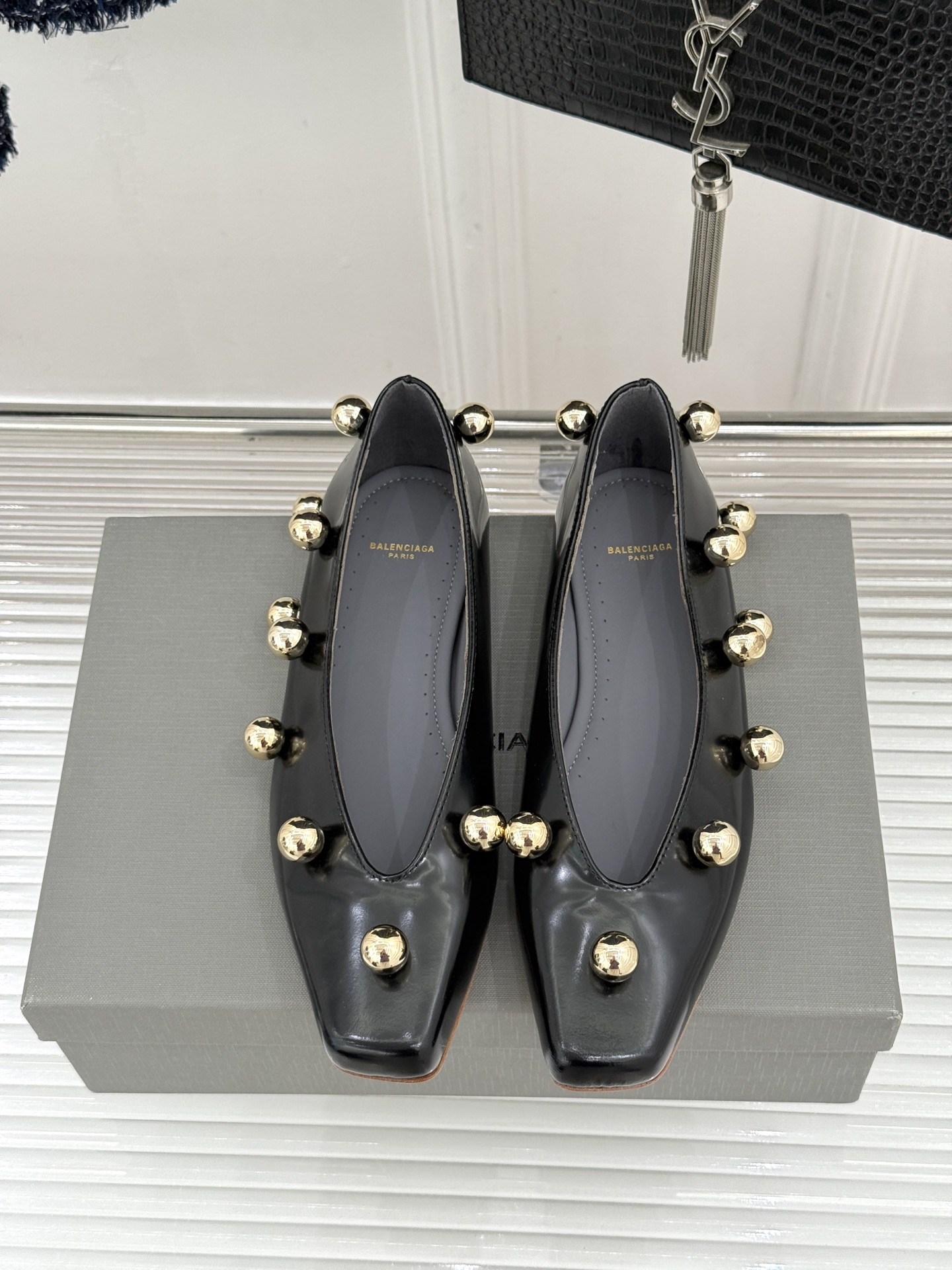 Chloe/蔻依Cleia26WF新品金属圆珠方头平底单鞋以法式极简勾勒慵懒优雅。利落方头修饰脚型温润哑